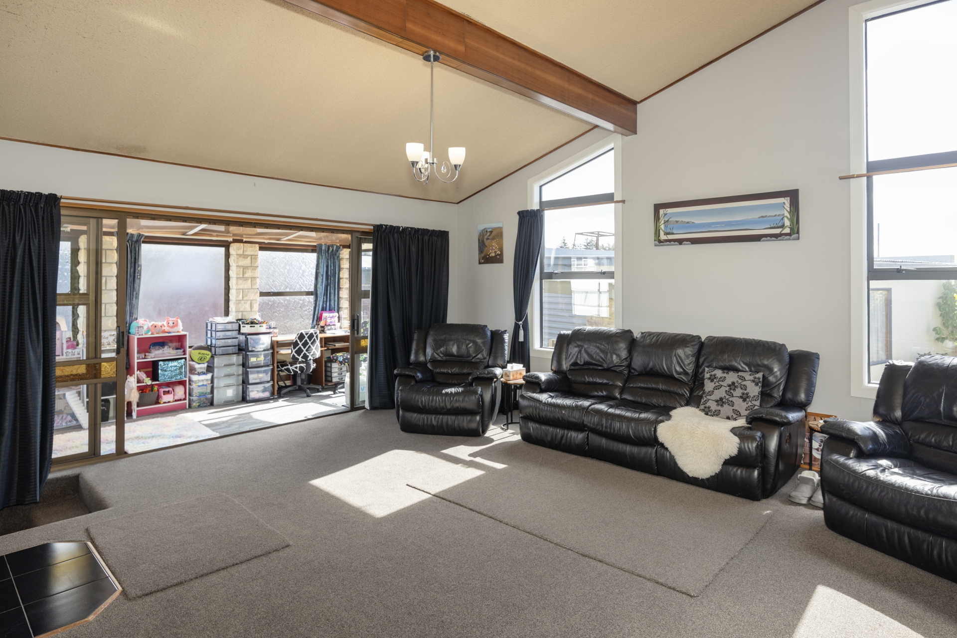 11 Charles Street, WESTON