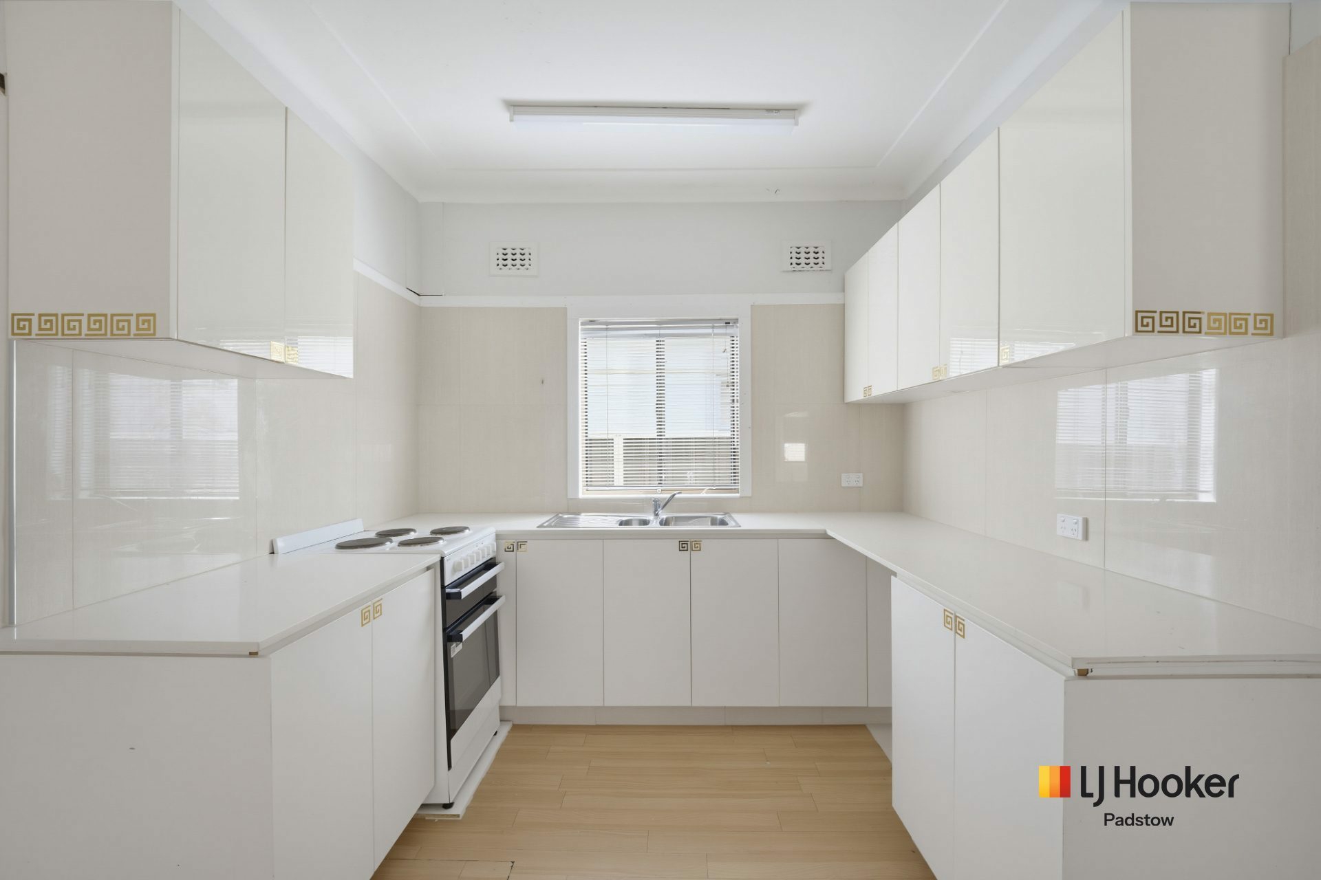 22 Swan Street — photo 2 of 7