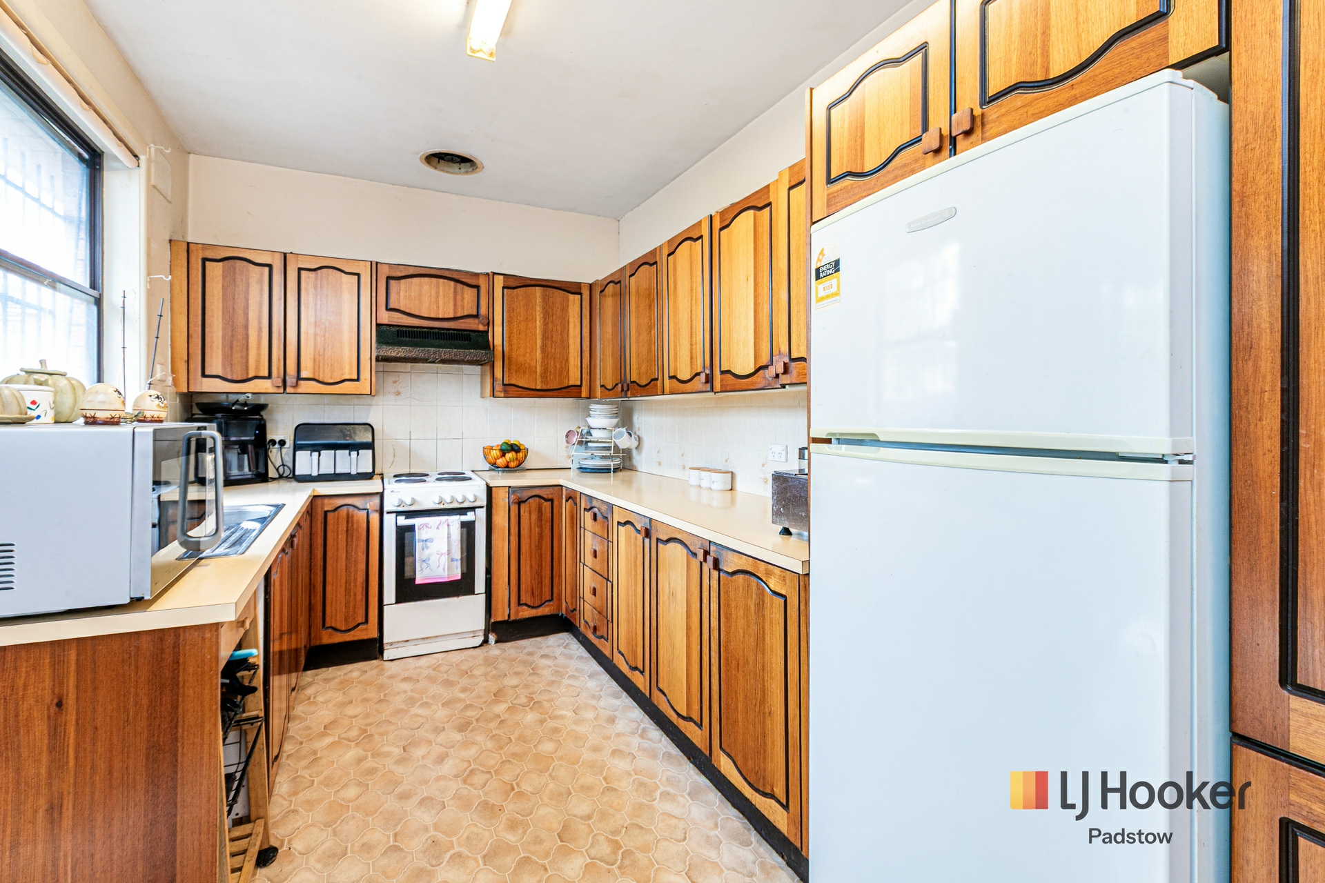 18 Bradley Crescent — photo 3 of 10