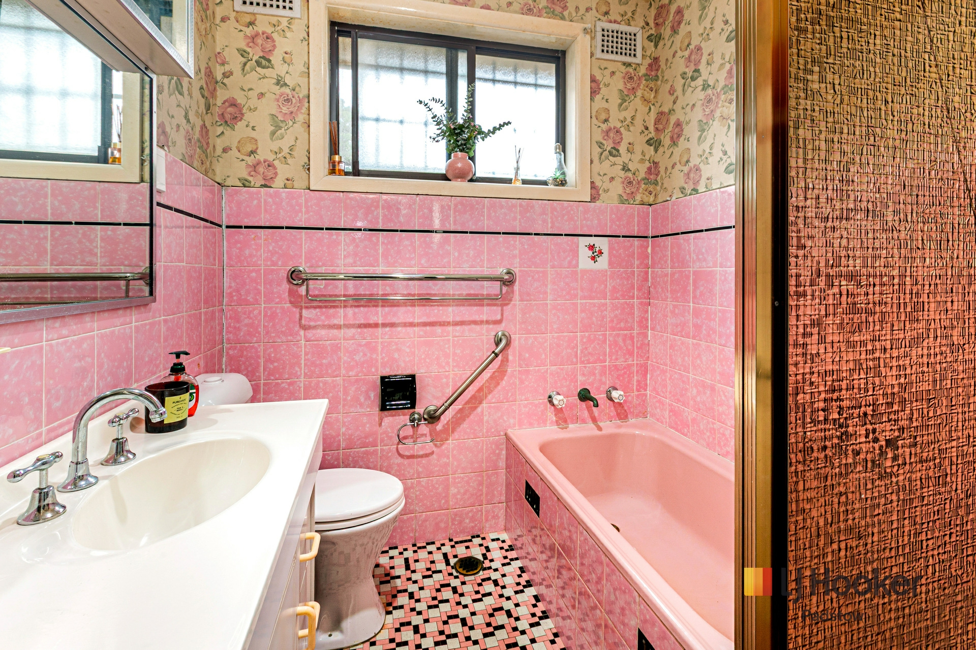 18 Bradley Crescent — photo 6 of 10