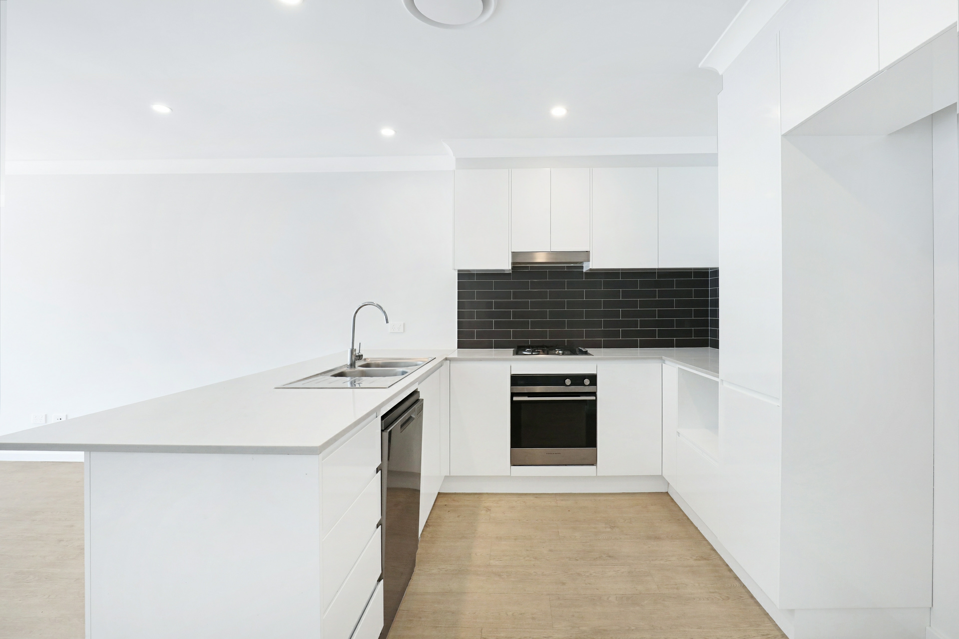 38/30 Cavanagh Lane — photo 2 of 9