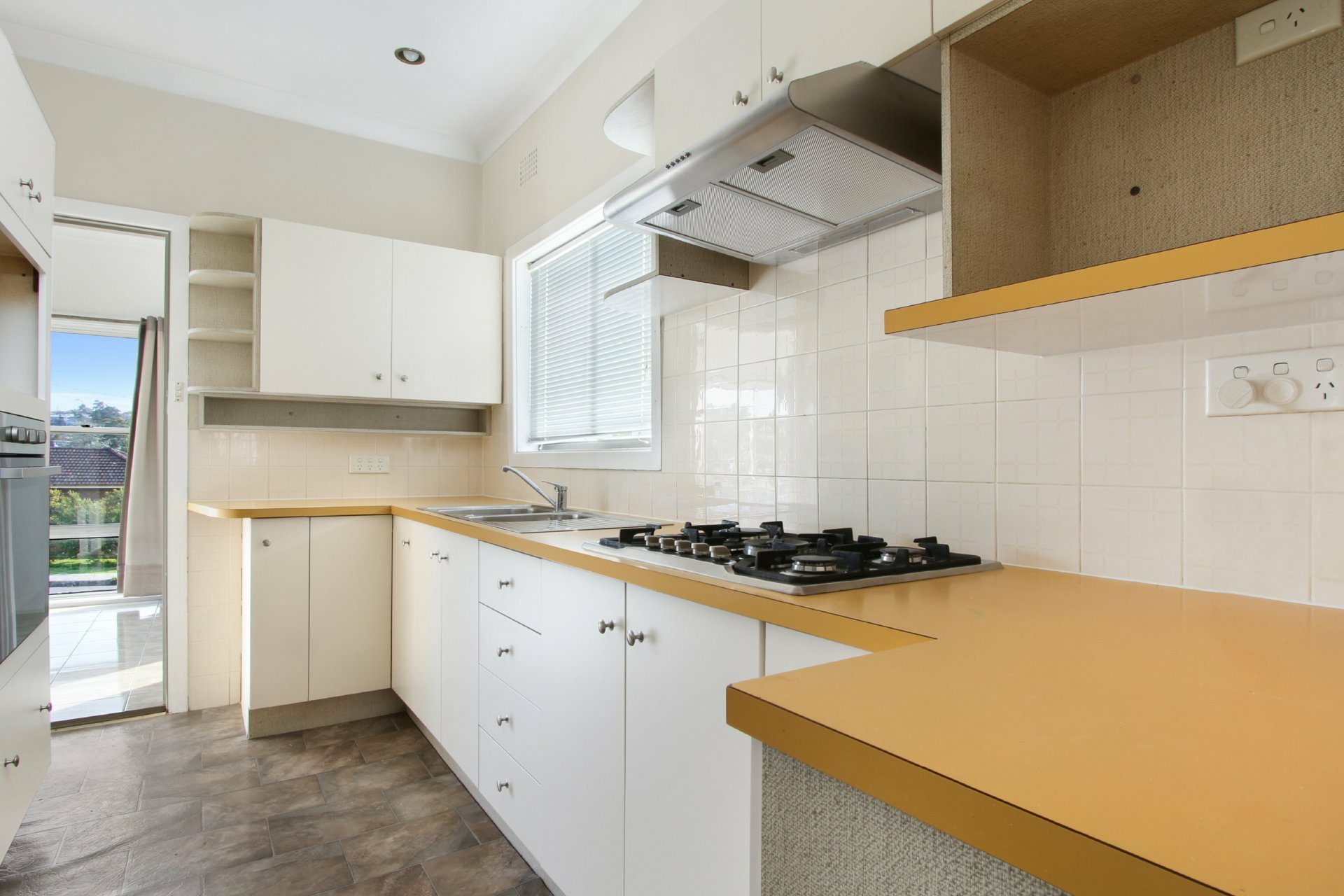 31 London Drive — photo 3 of 6