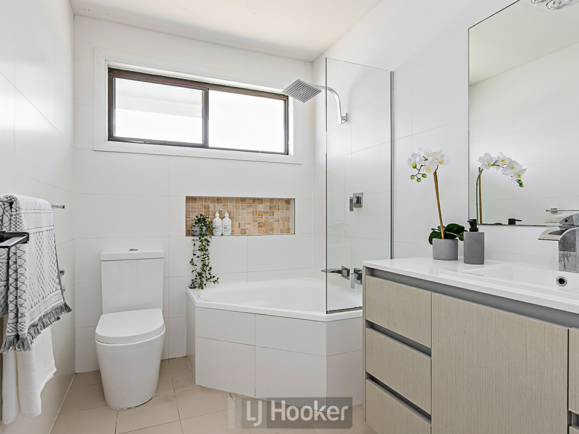 4 Railway Crescent, BELMONT NORTH