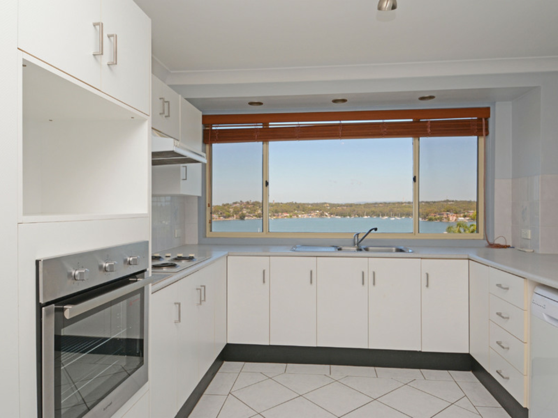 75 Alkrington Avenue, FISHING POINT