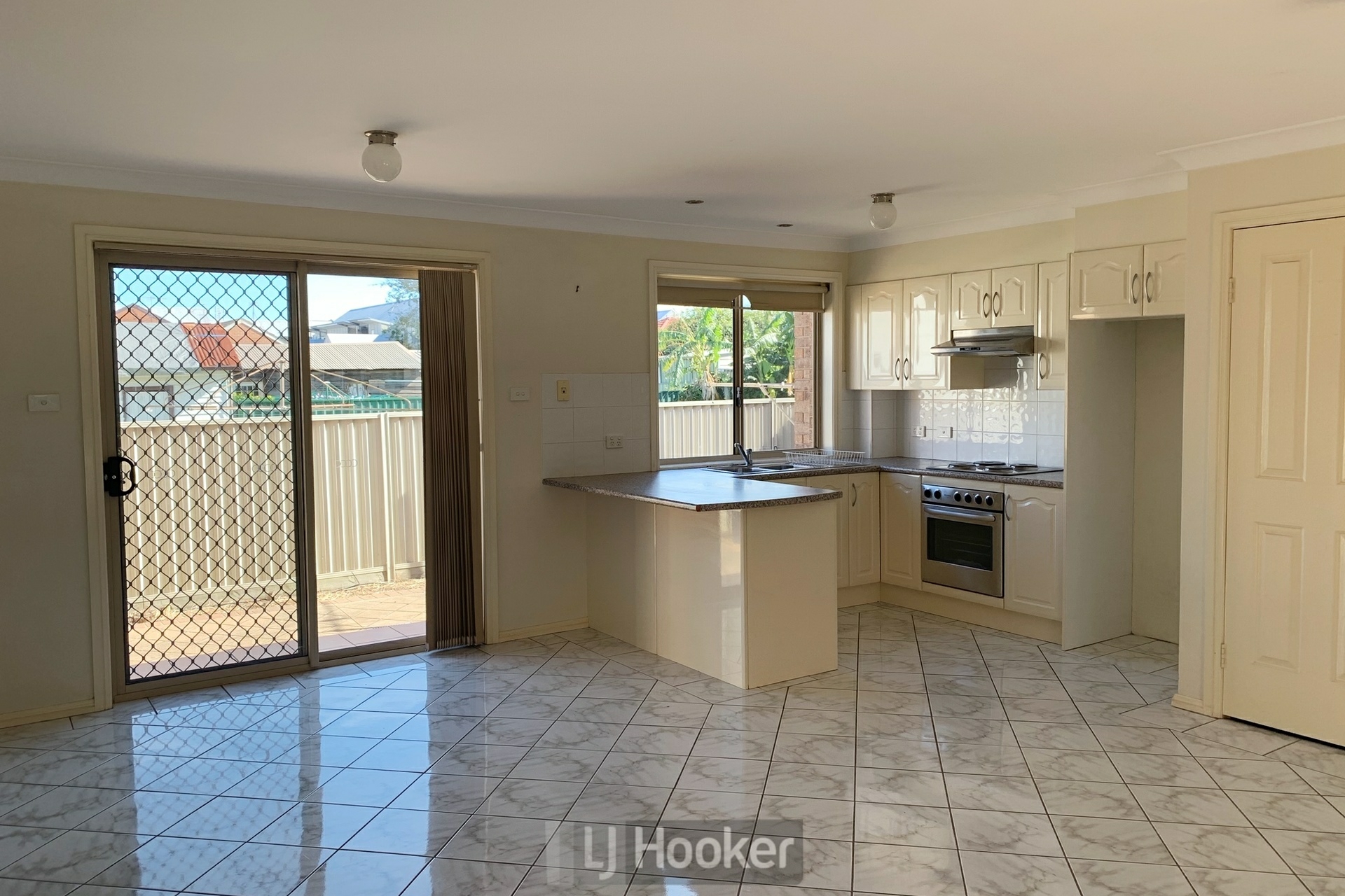 2/25 Howden Street, CARRINGTON