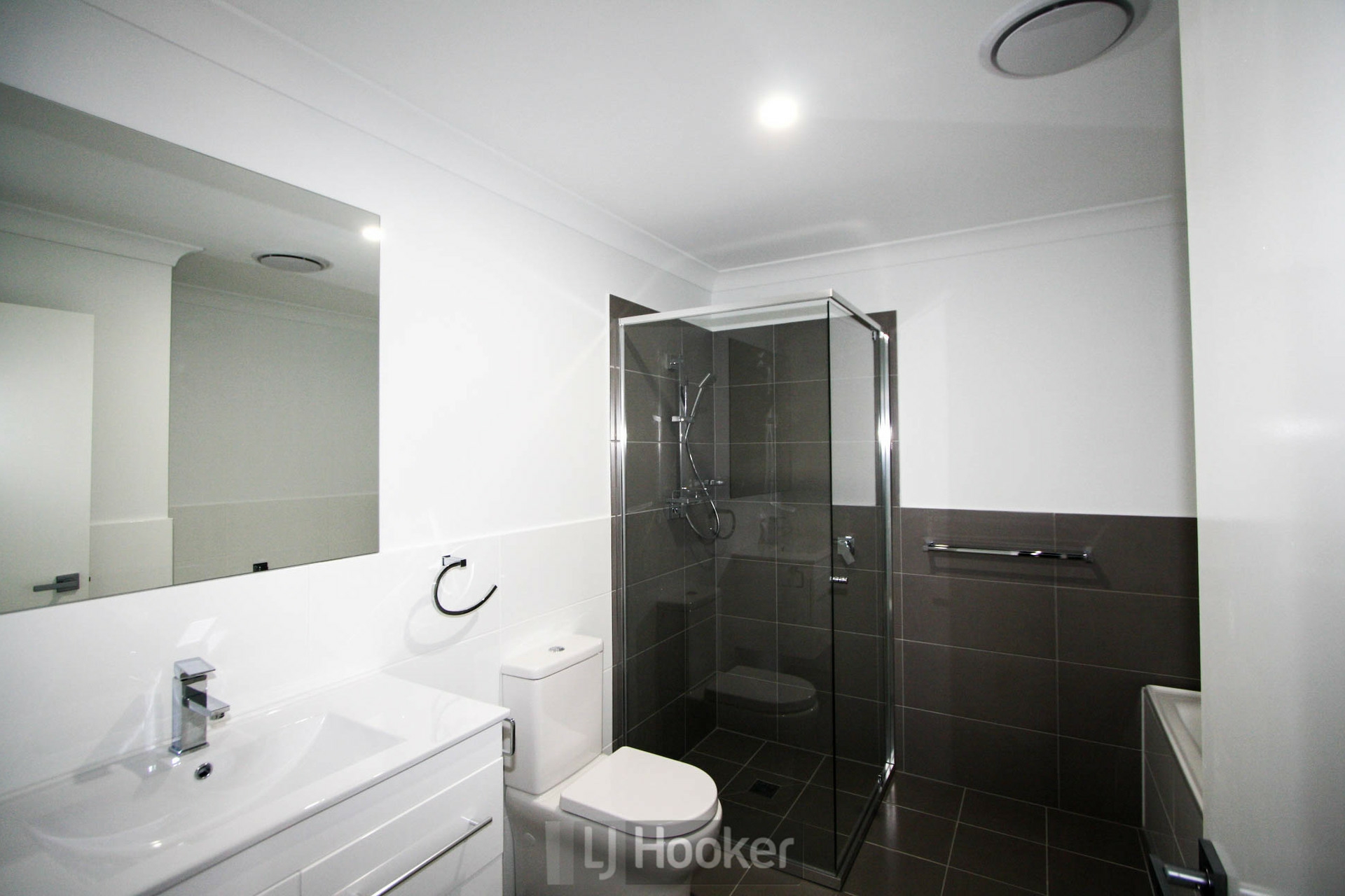 1b/1-3 Lake Street, WARNERS BAY
