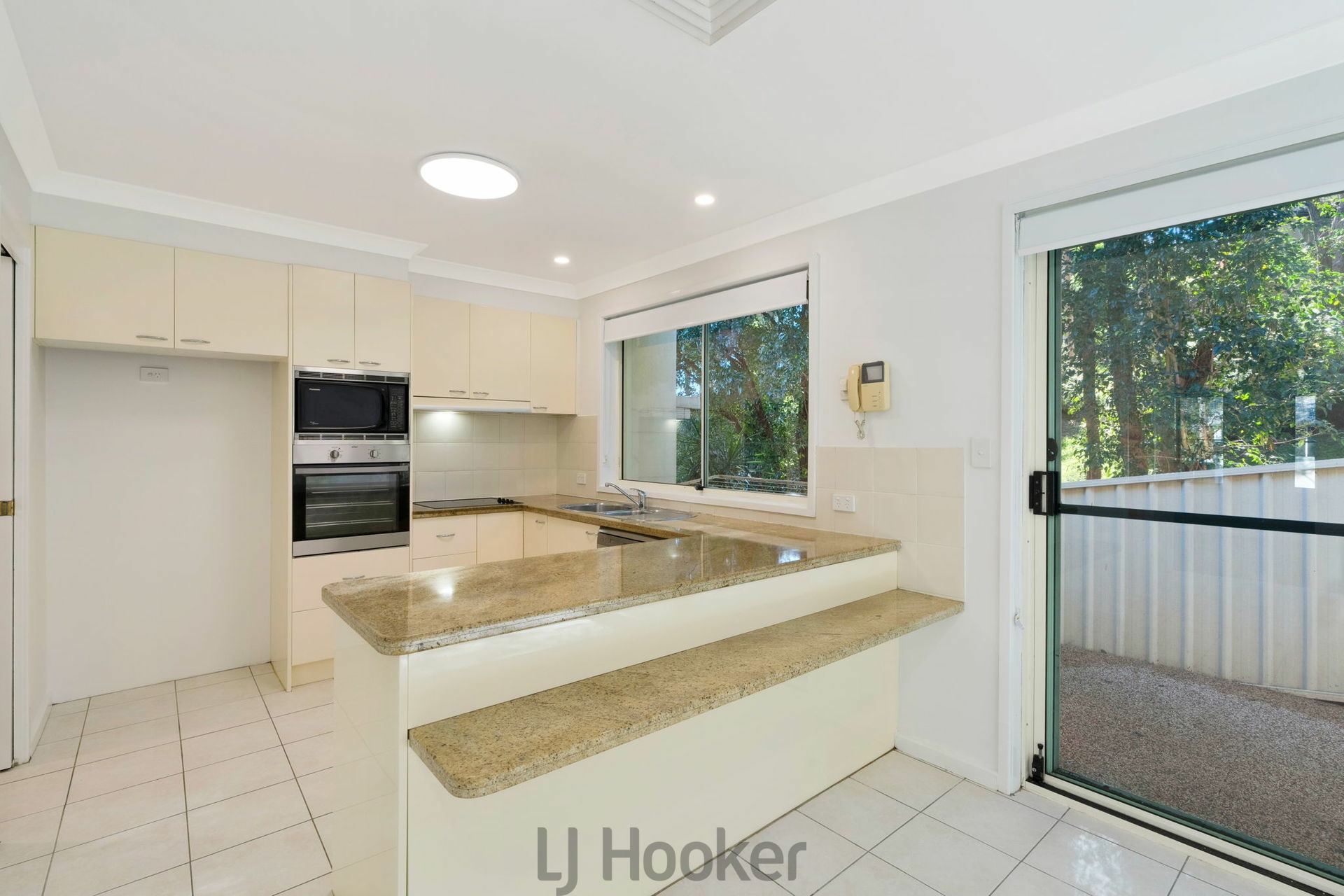 2/24 Bareki Road, ELEEBANA