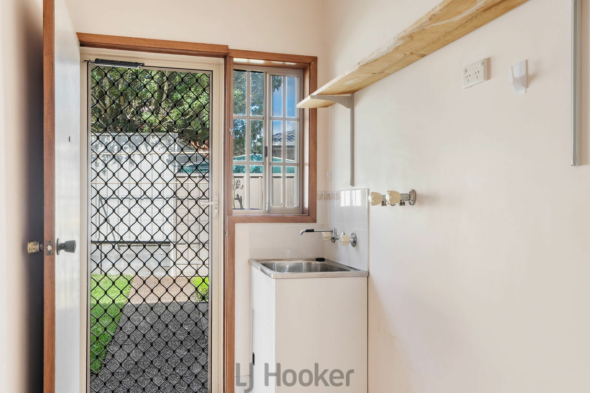1/4 Windsor Close, VALENTINE