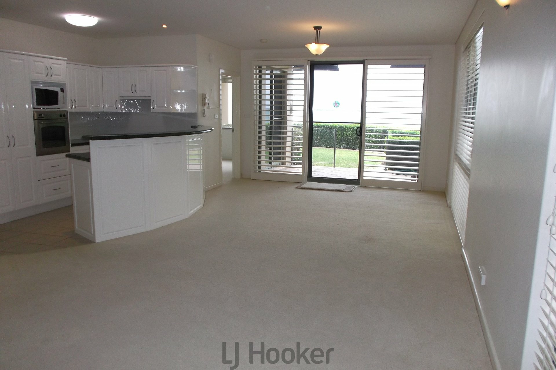 3/8 Ambrose Street — photo 2 of 7