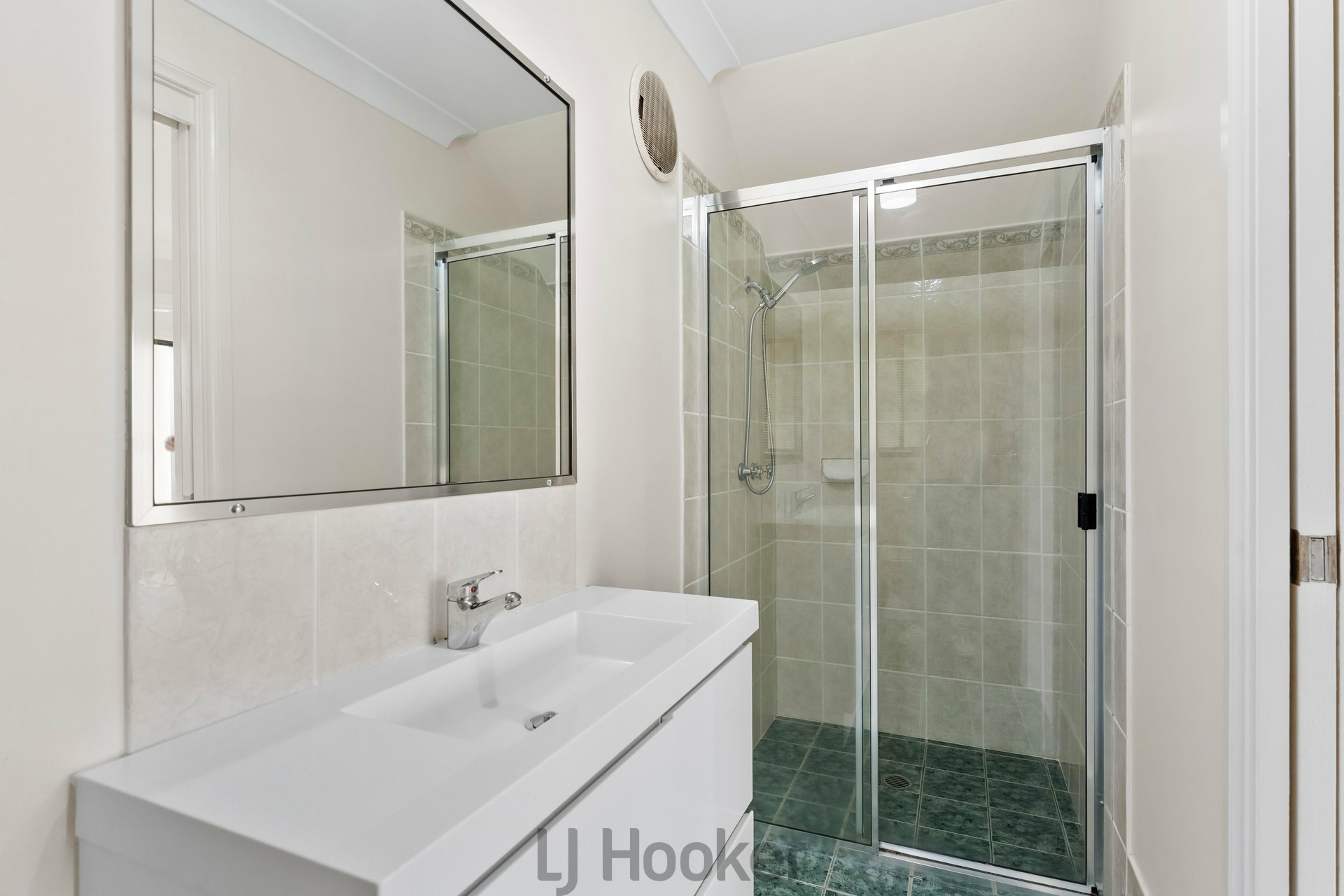 28 Suffolk Drive — photo 3 of 16
