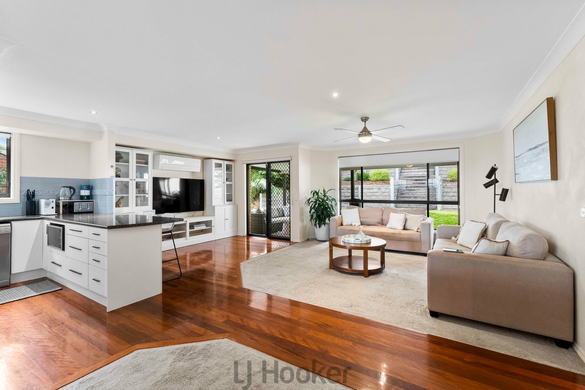 28 Suffolk Drive — photo 4 of 16