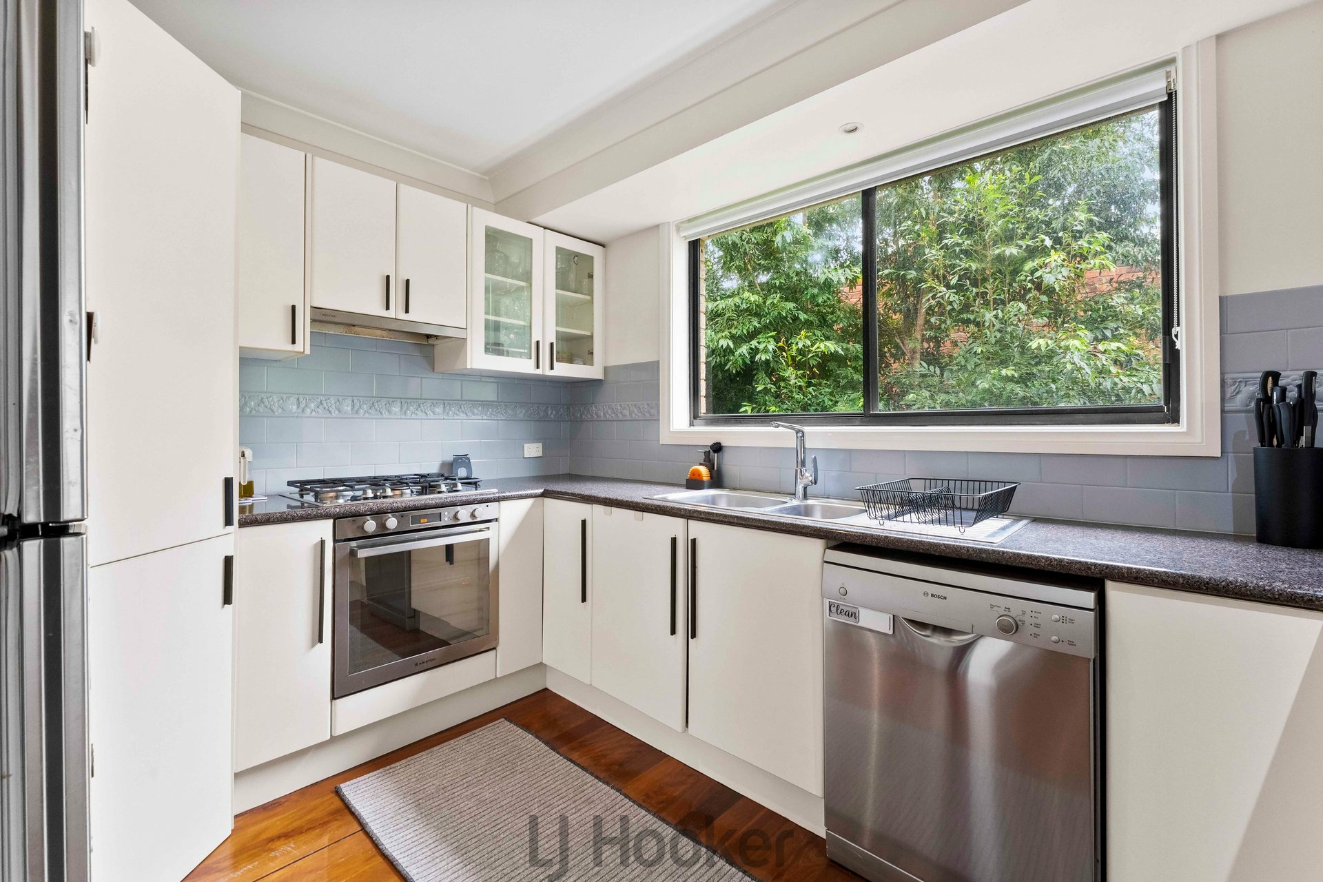 28 Suffolk Drive — photo 7 of 16