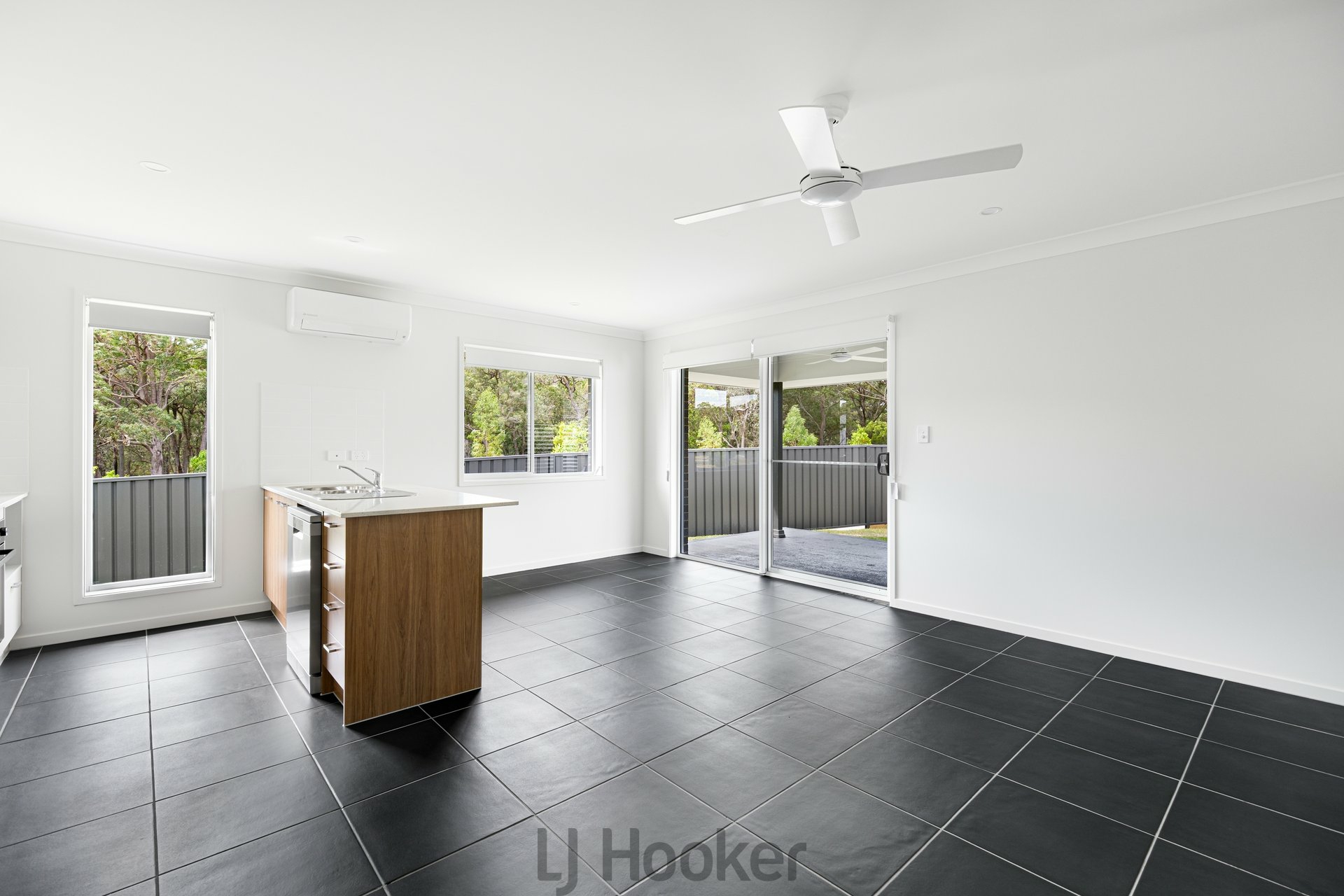 1/22 Brushworth Drive — photo 2 of 7