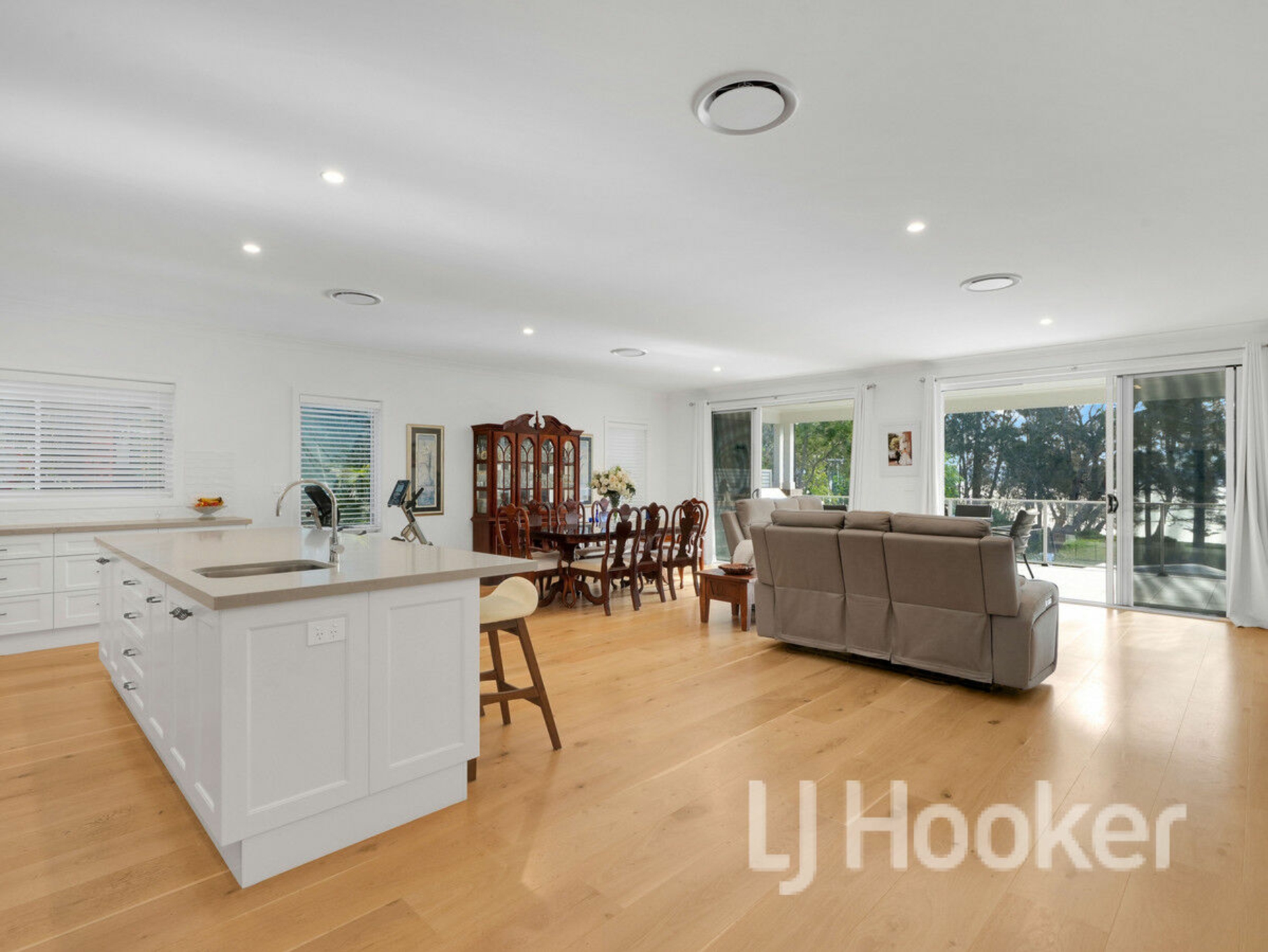 195 Walmer Avenue — photo 6 of 22