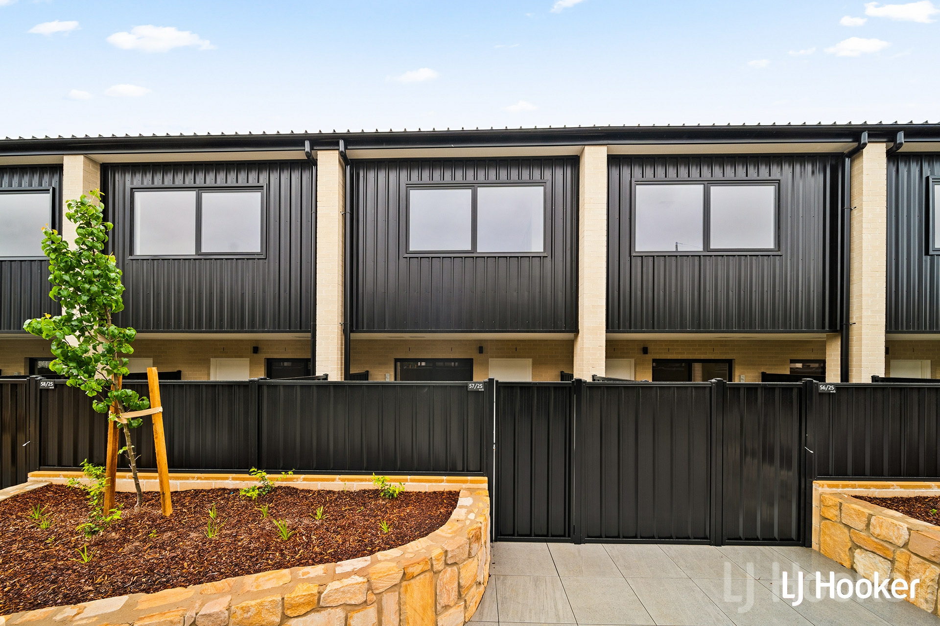 57/25 Trenerry Crescent — photo 2 of 17