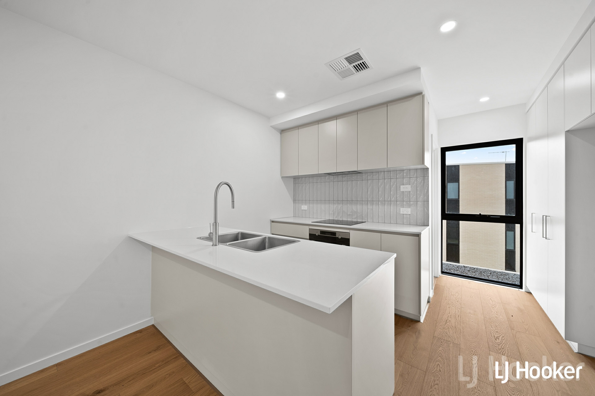 57/25 Trenerry Crescent — photo 7 of 17