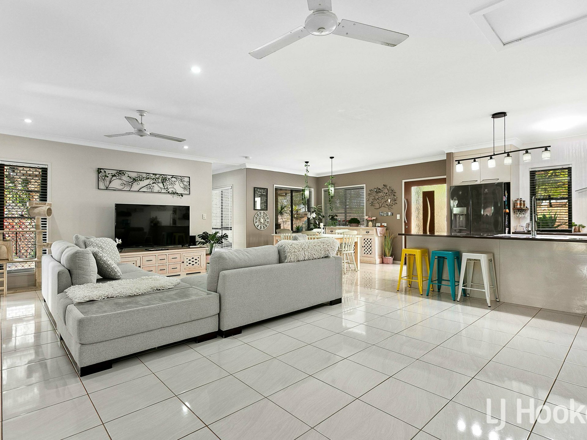 10-12 Ashleigh Court — photo 3 of 30