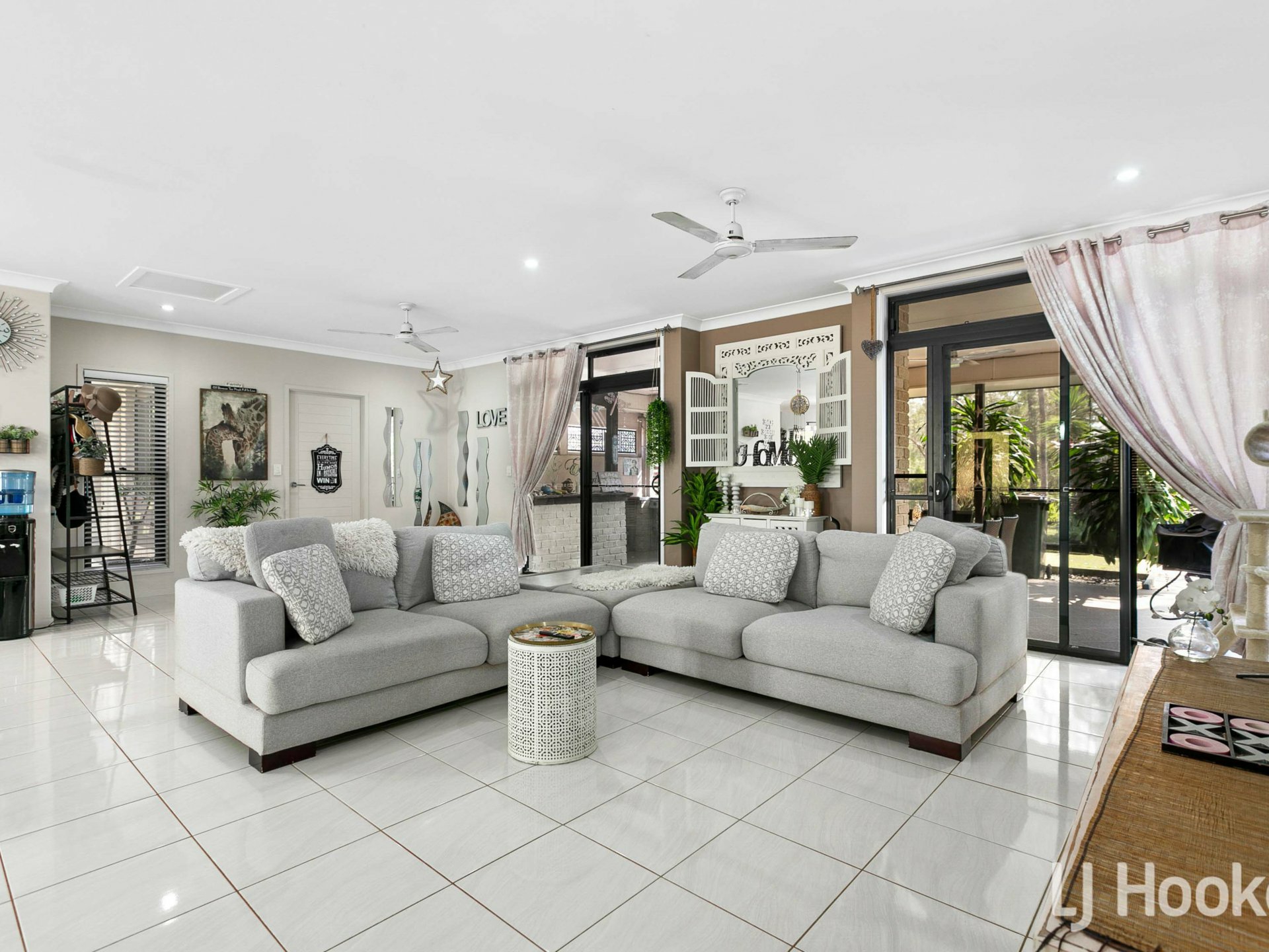 10-12 Ashleigh Court — photo 4 of 30