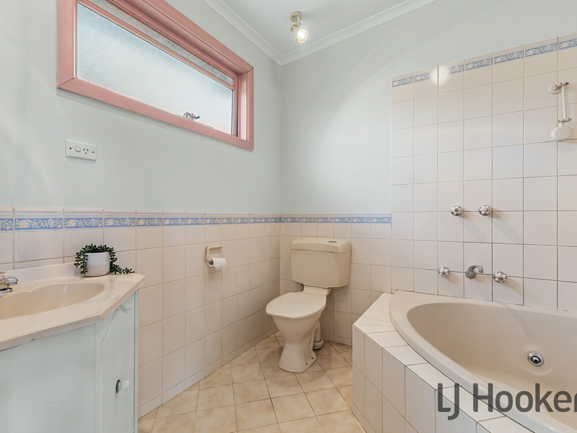 16 McComb Crescent — photo 9 of 16