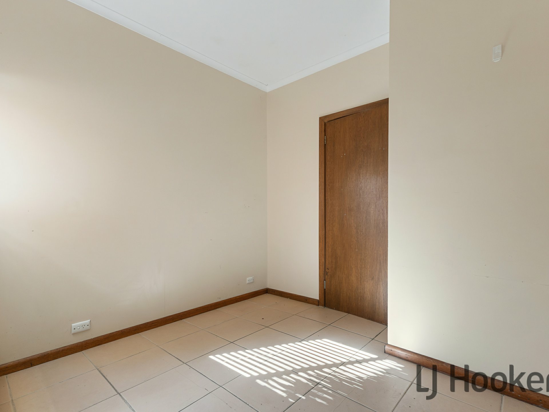 1379 Mountain Hwy — photo 6 of 17