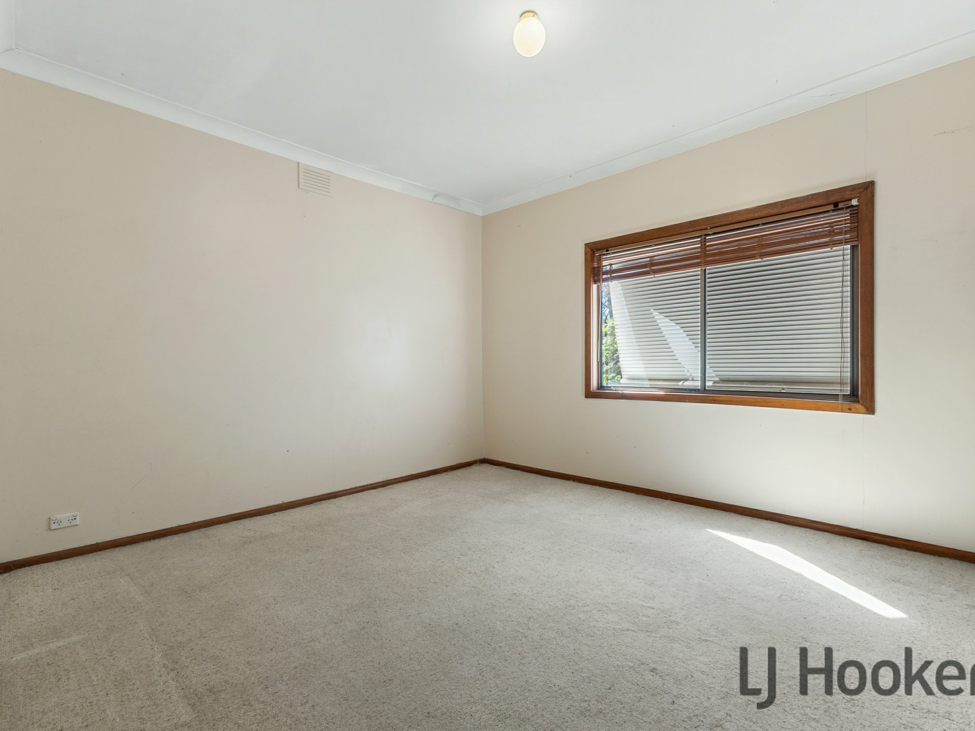 1379 Mountain Hwy — photo 7 of 17