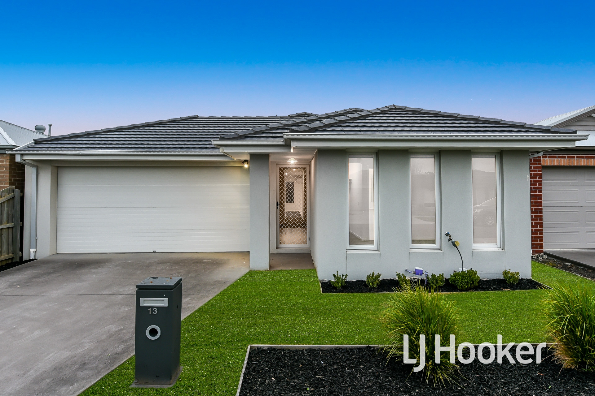 13 Freiberger Grove Clyde North VIC