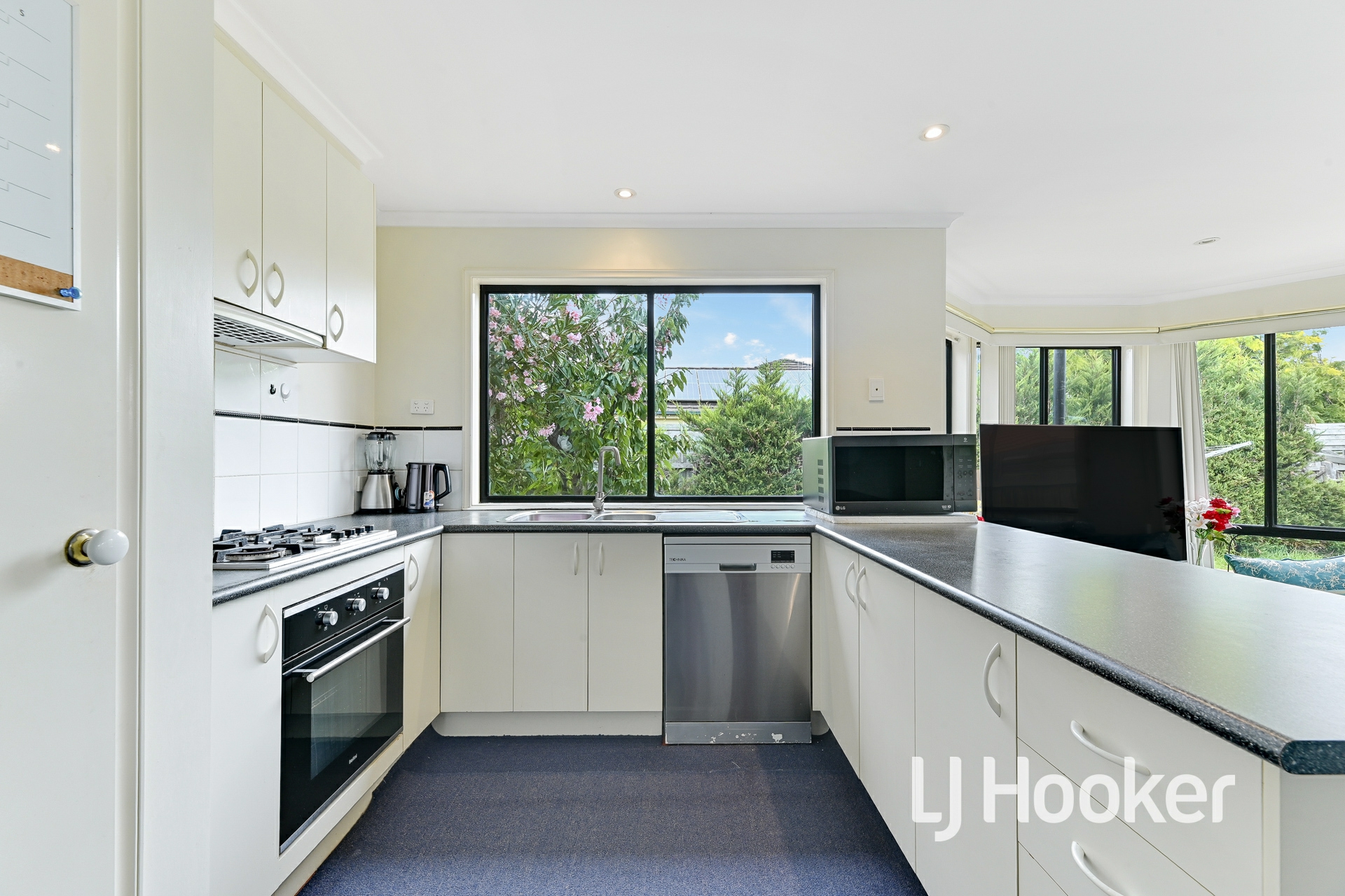9 Eglinton Close — photo 3 of 18