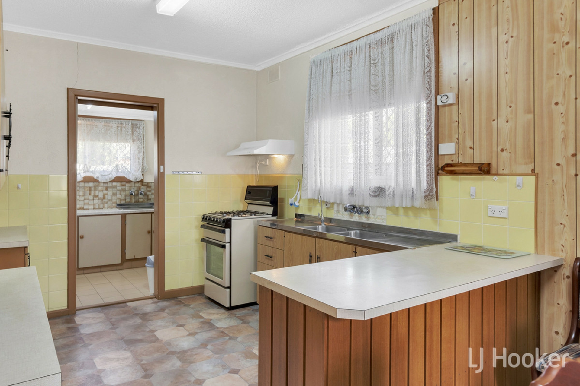 60 St Leonard Crescent, ELIZABETH DOWNS