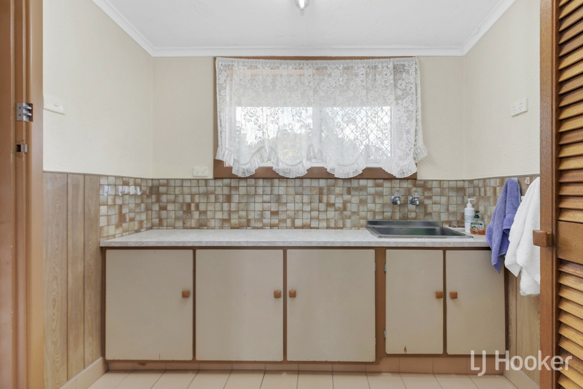 60 St Leonard Crescent, ELIZABETH DOWNS