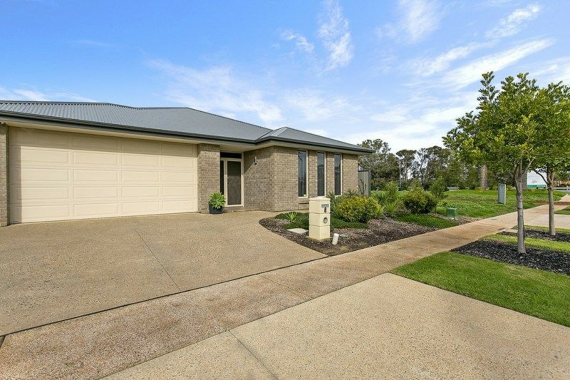 8 Edwards John Parade, EYRE