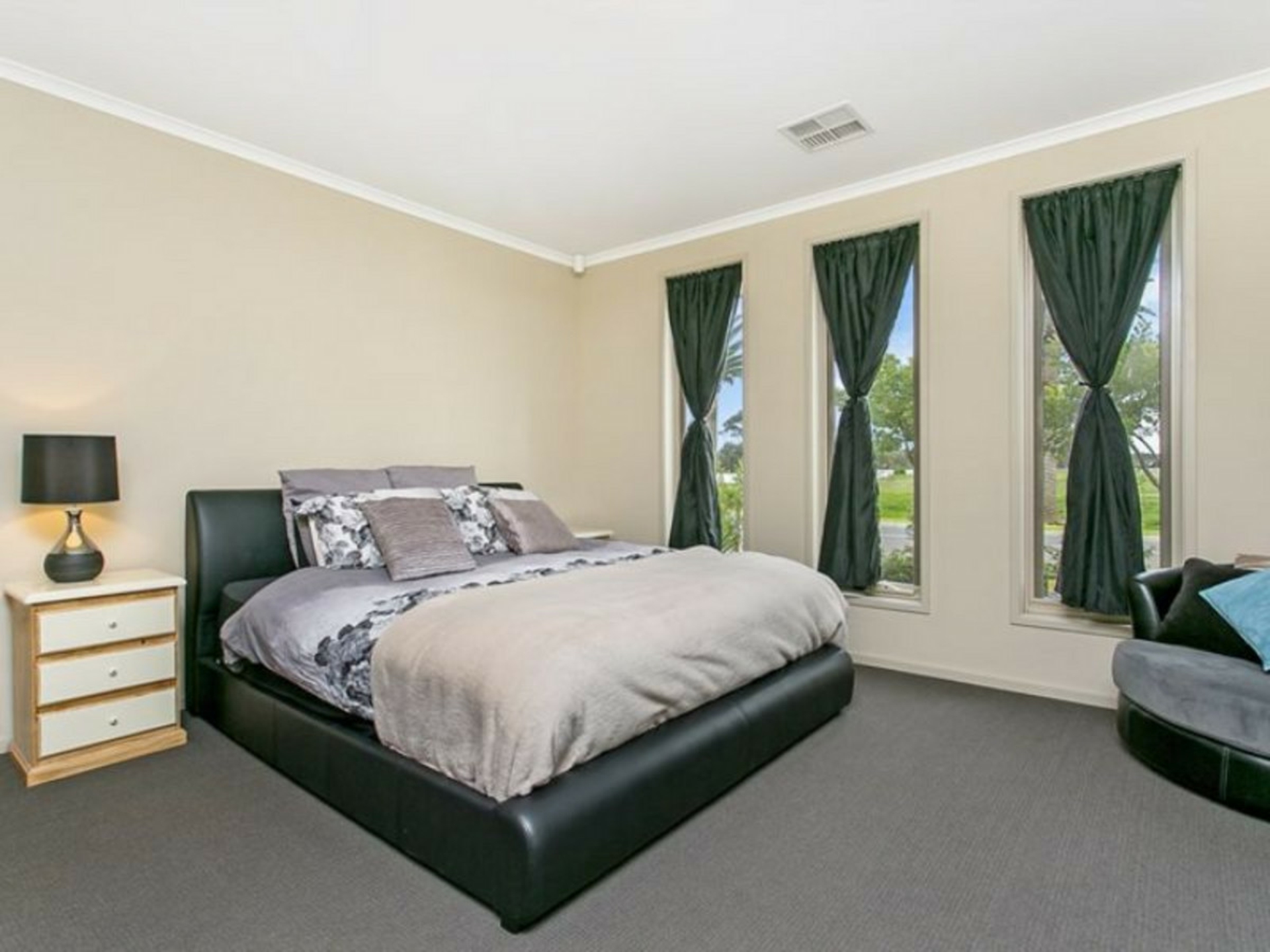 8 Edwards John Parade, EYRE