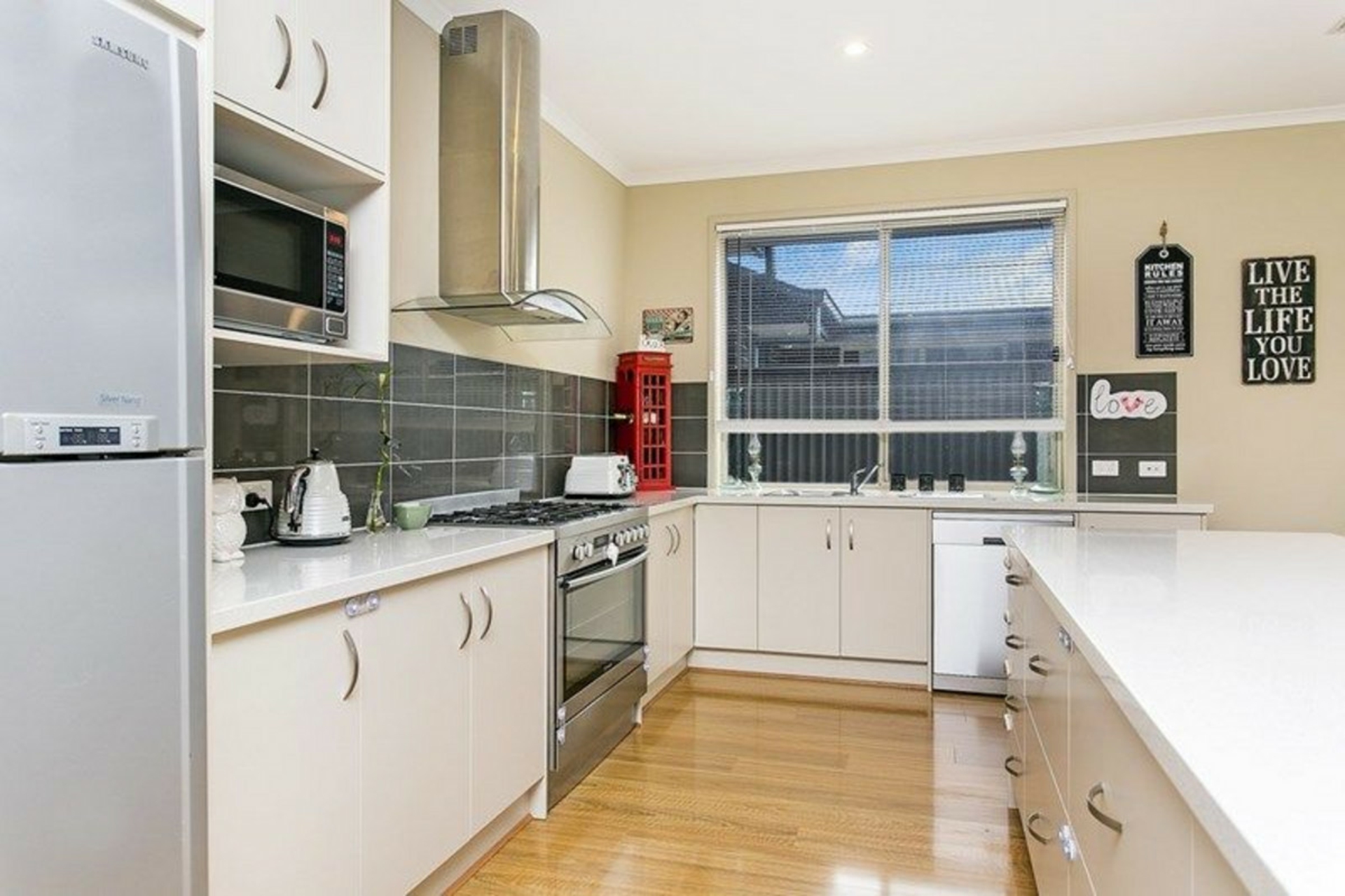 8 Edwards John Parade, EYRE