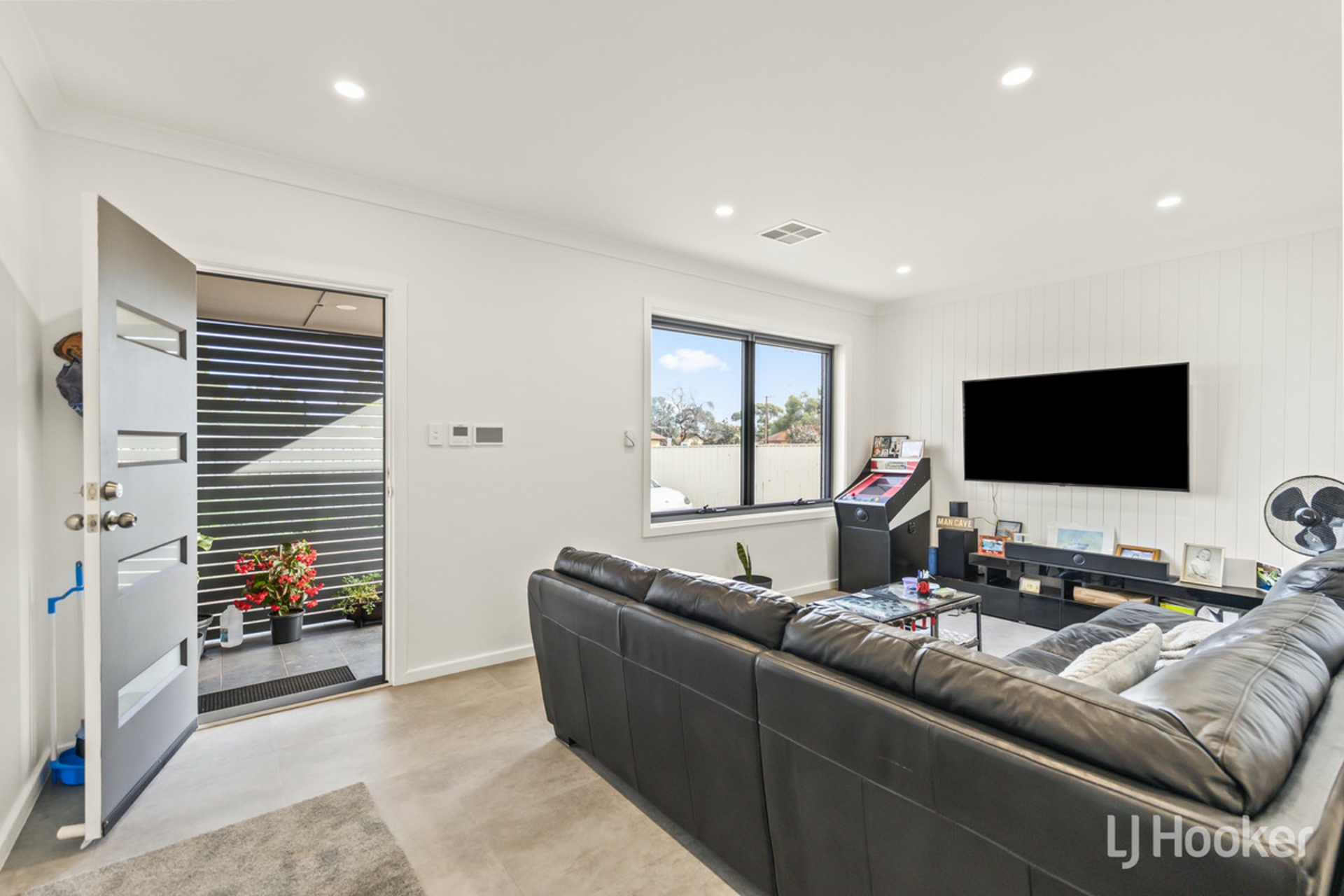 12 Peachey Road — photo 5 of 29