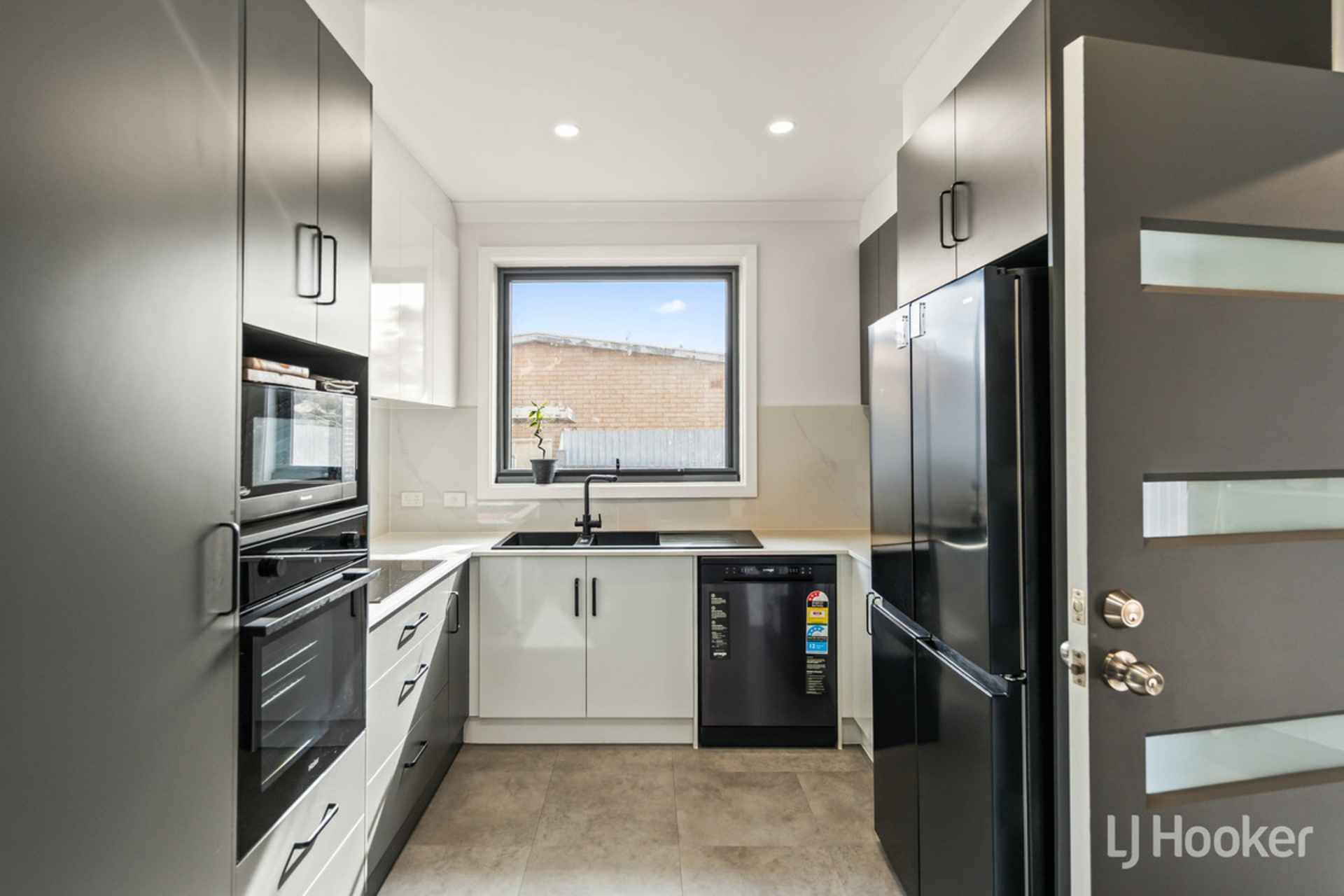 12 Peachey Road — photo 9 of 29
