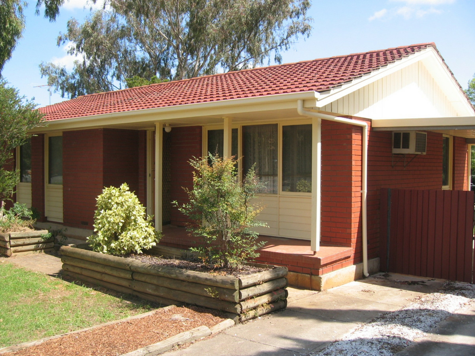 12 Hawker Crescent — photo 2 of 15