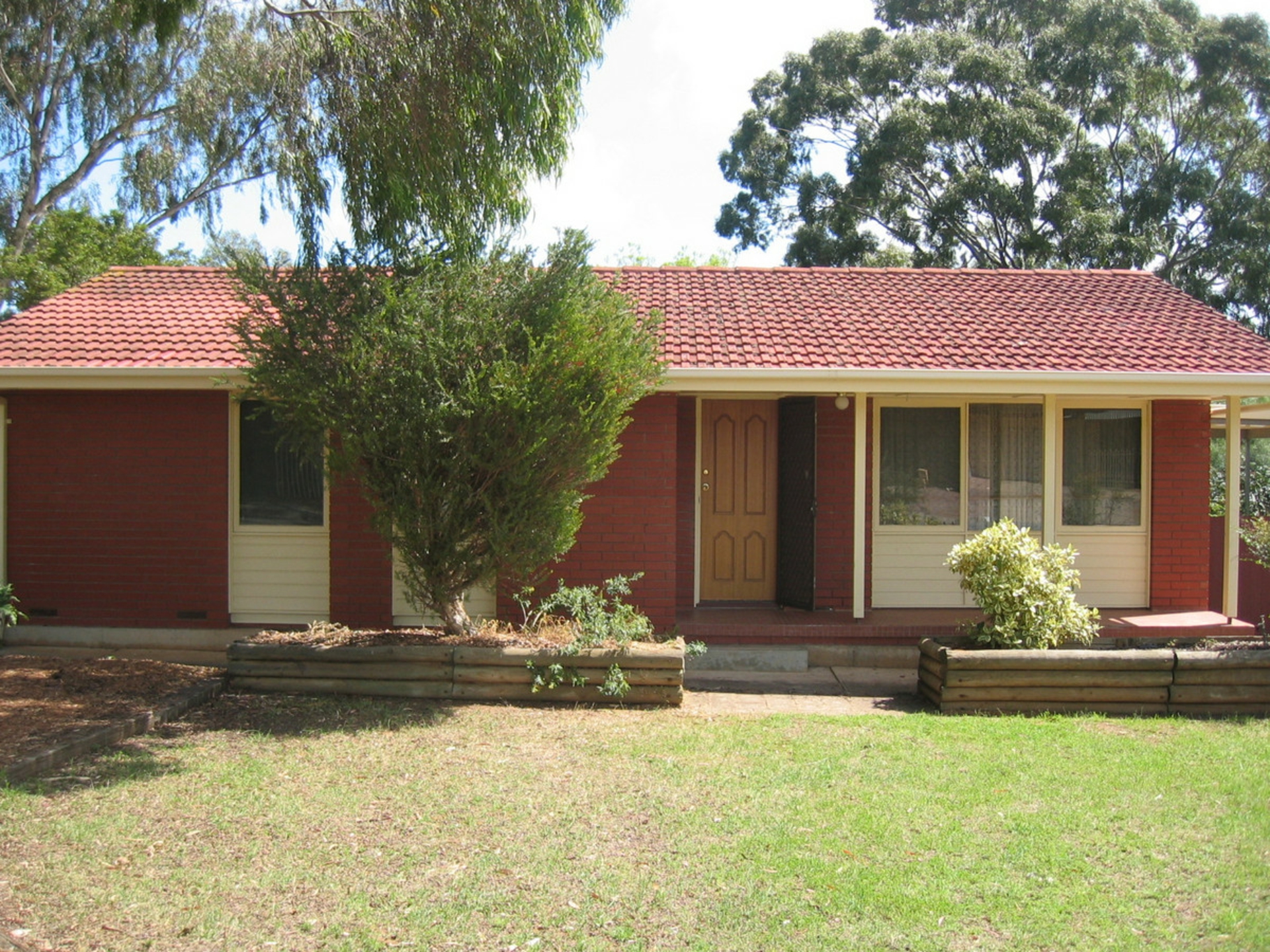 12 Hawker Crescent — photo 3 of 15