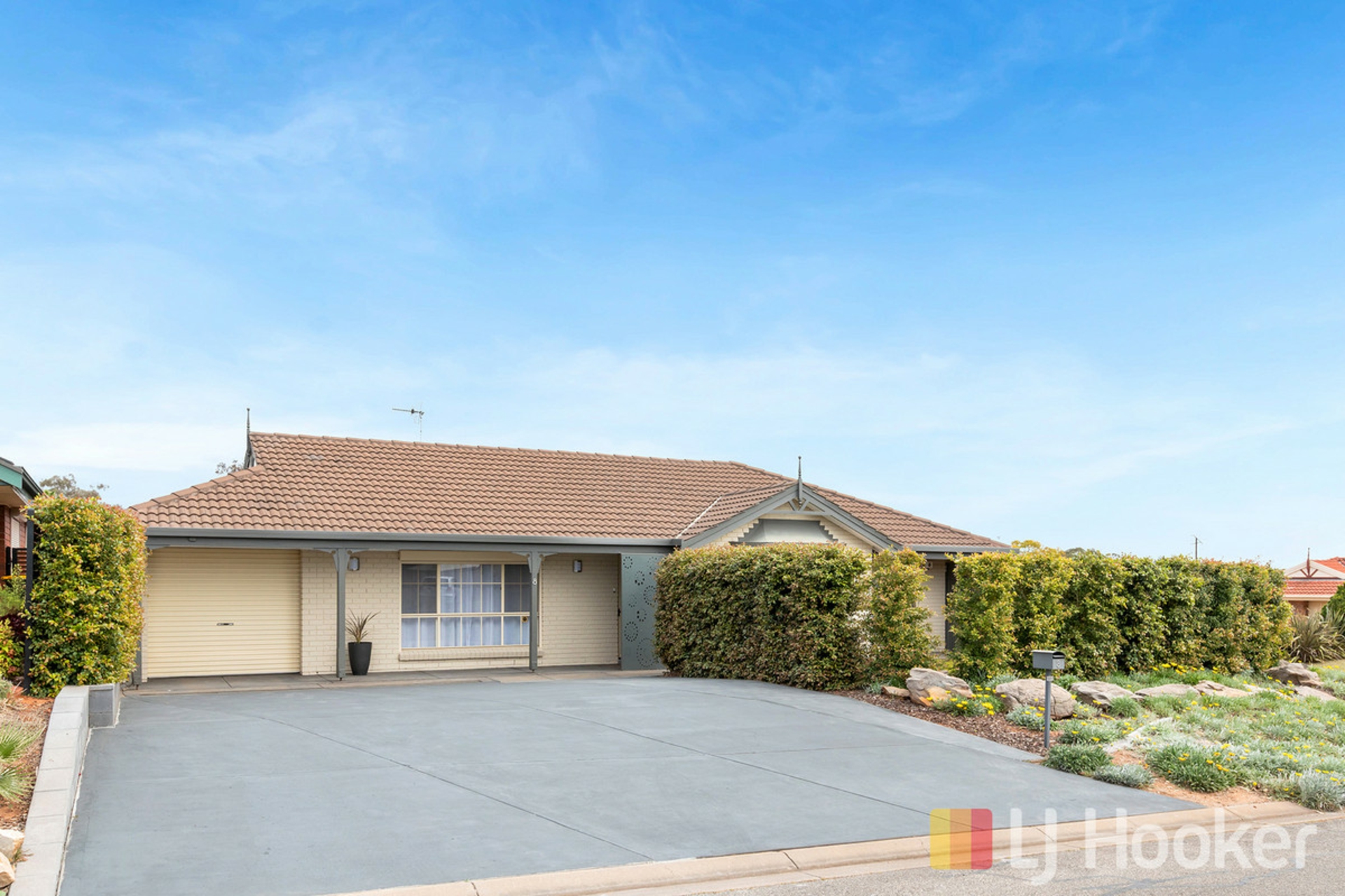 8 Tea Tree Drive — photo 2 of 30