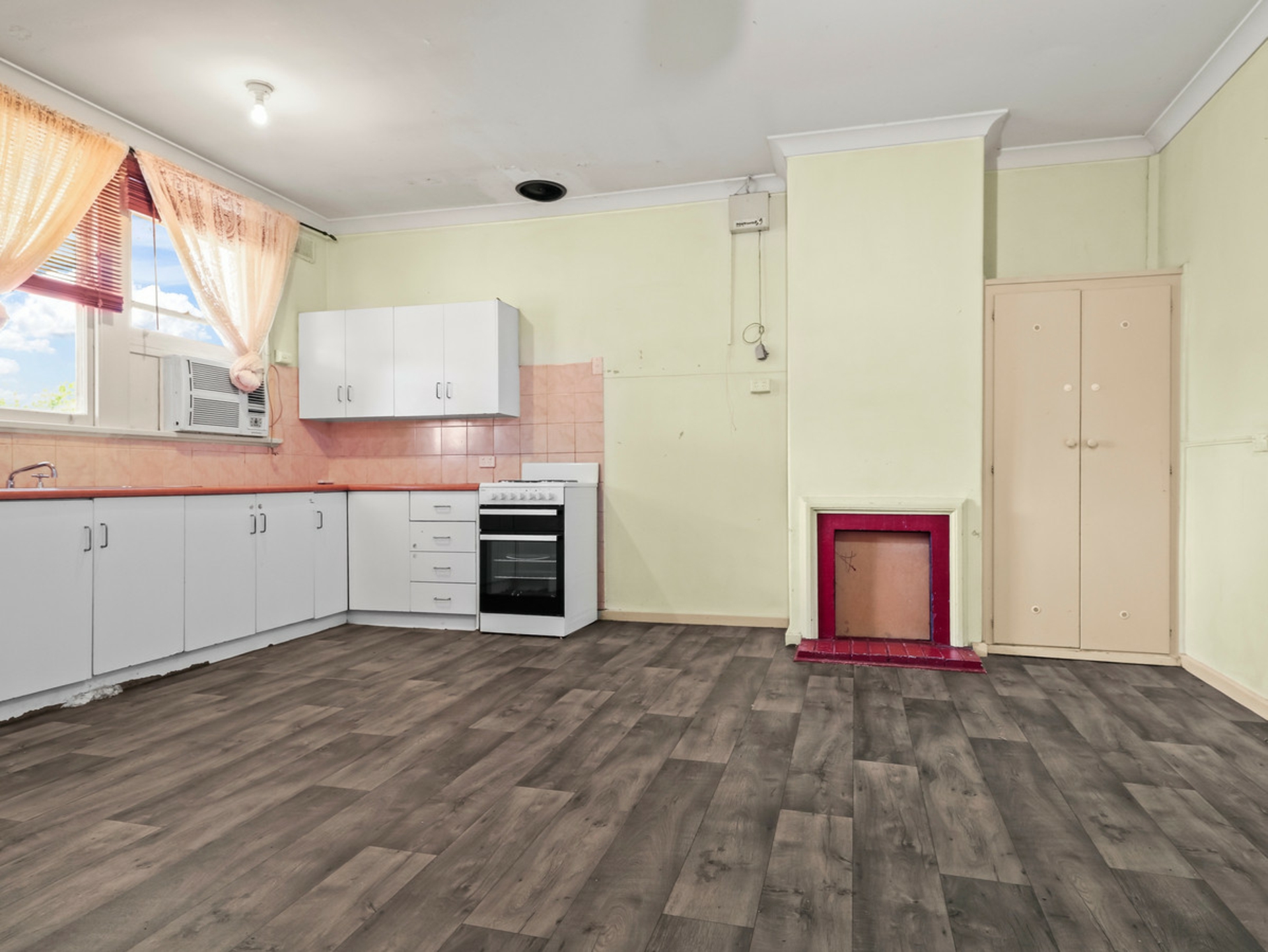 55 Old Sarum Road — photo 8 of 13