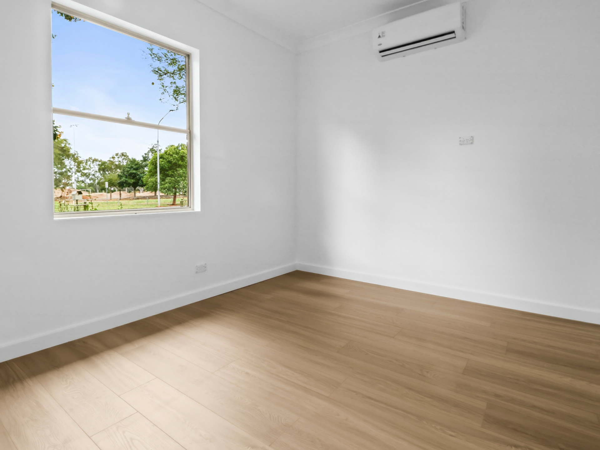 50 Woodford Road — photo 6 of 18