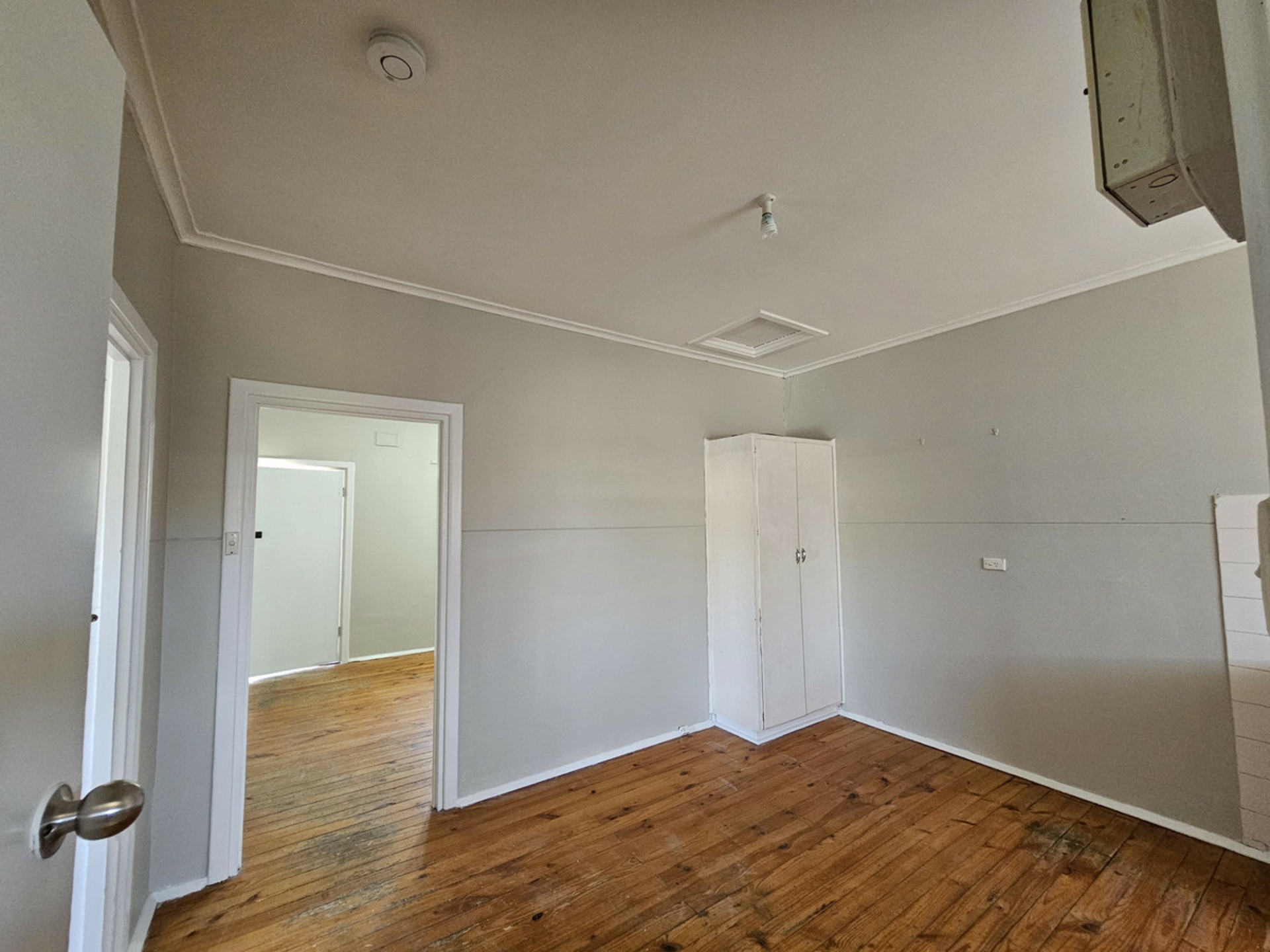16 Magor Street — photo 3 of 9