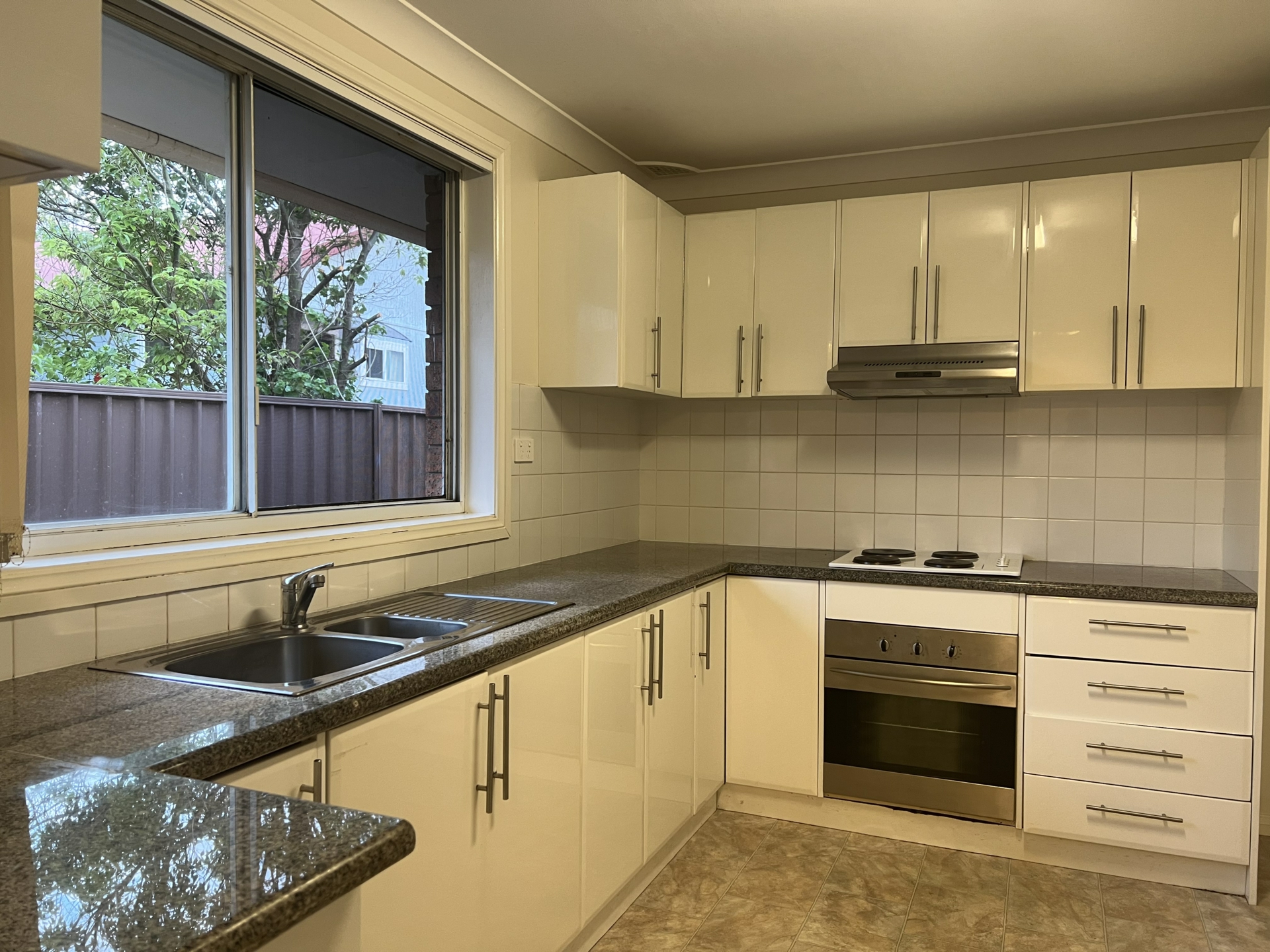 3/50 Bassett Street — photo 3 of 6