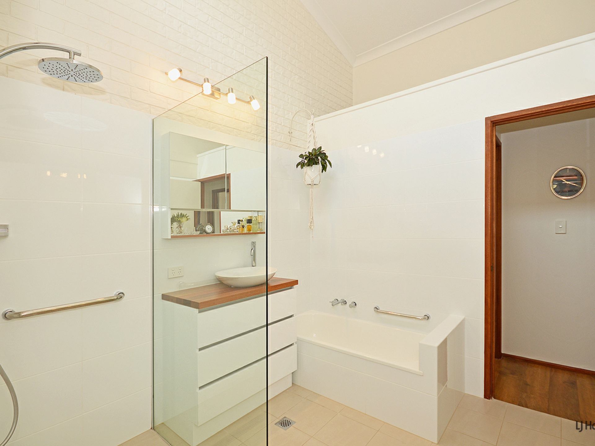1/2 Clifford Crescent, BANORA POINT