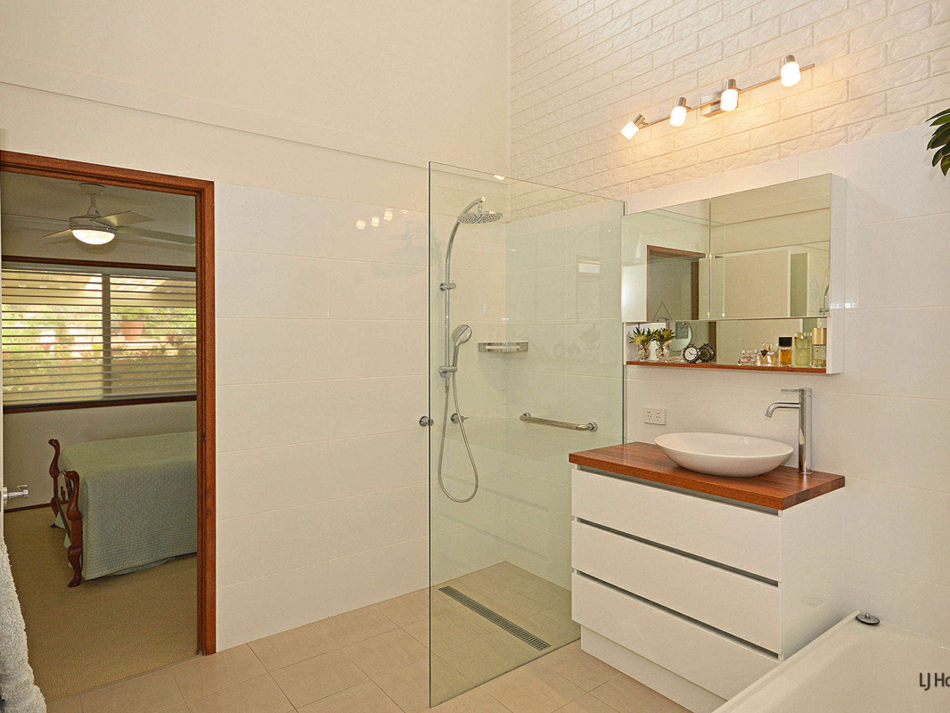 1/2 Clifford Crescent, BANORA POINT