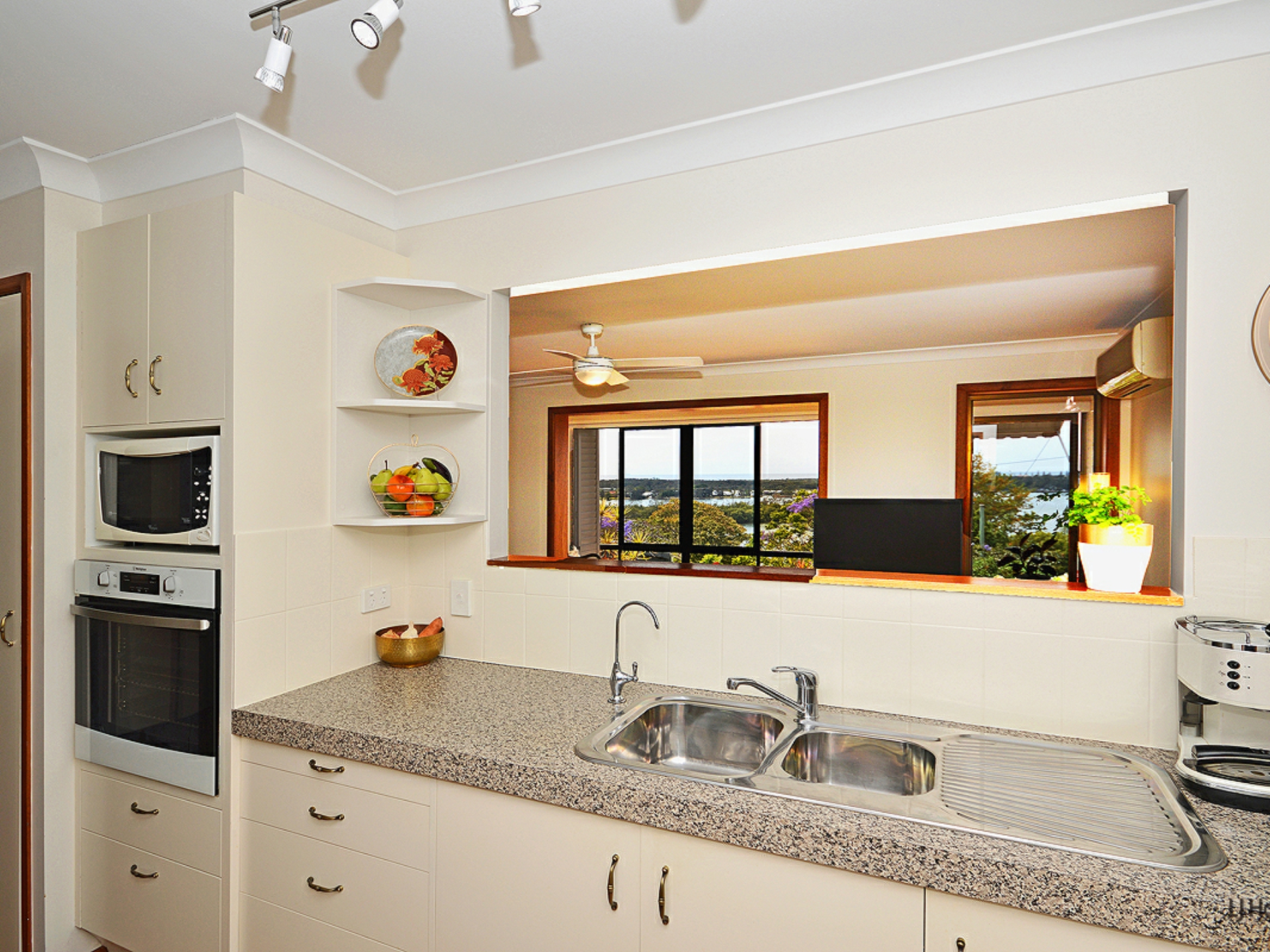 1/2 Clifford Crescent, BANORA POINT