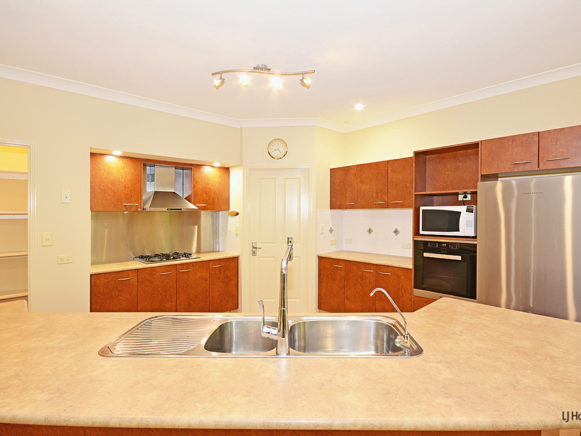 18 Grassmere Court, BANORA POINT