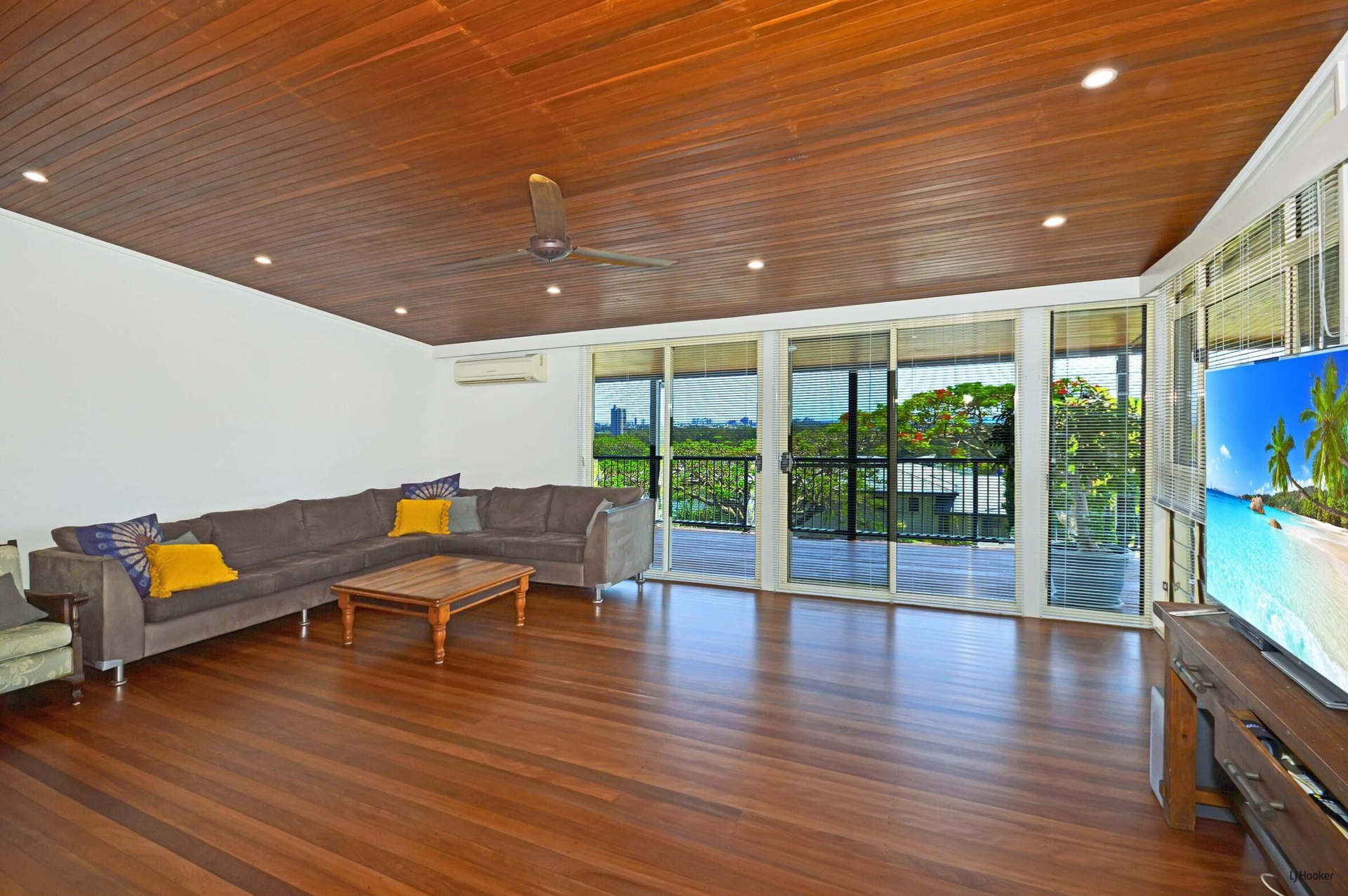 9 Walter Crescent, BANORA POINT