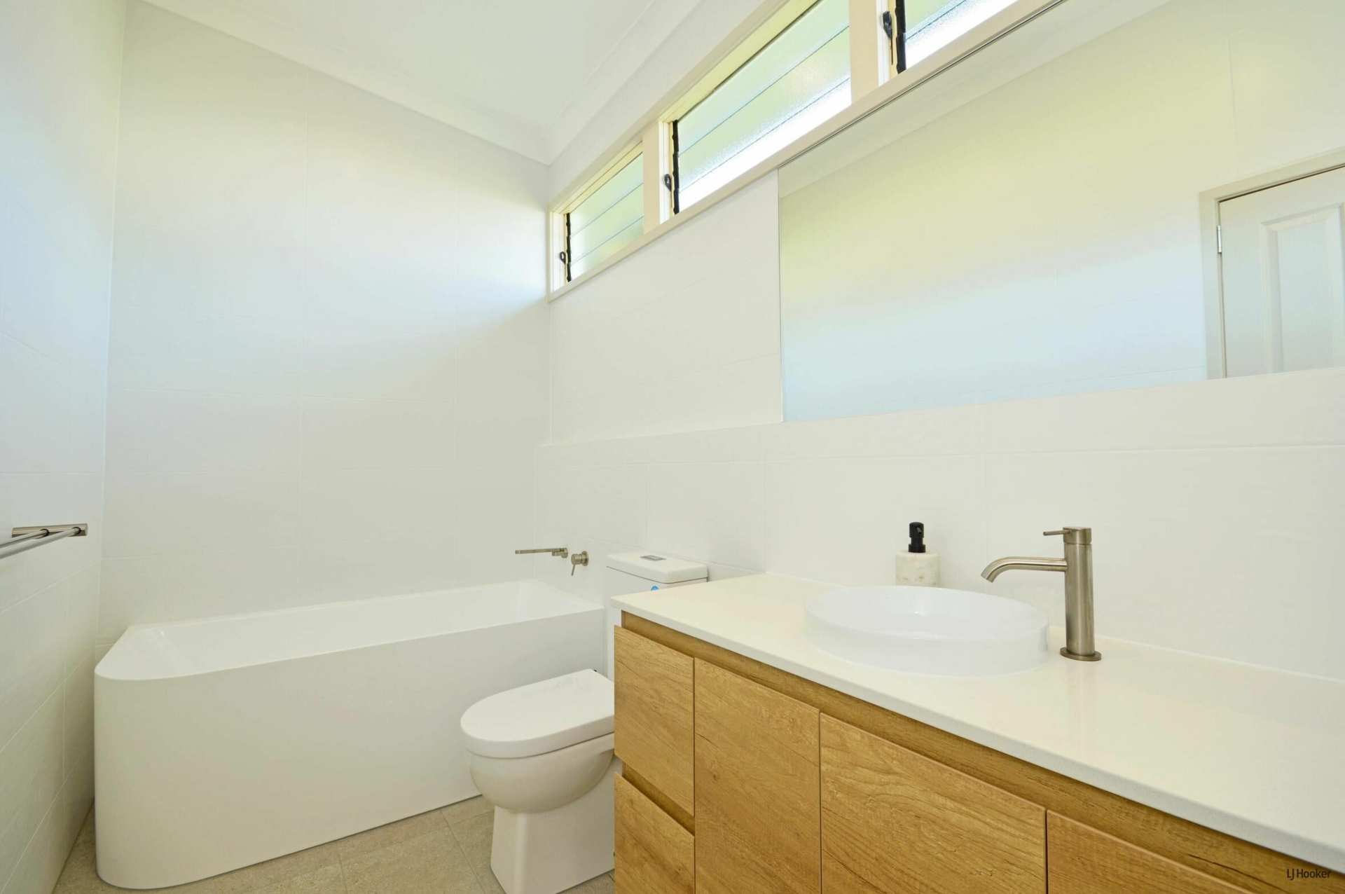 9 Walter Crescent, BANORA POINT