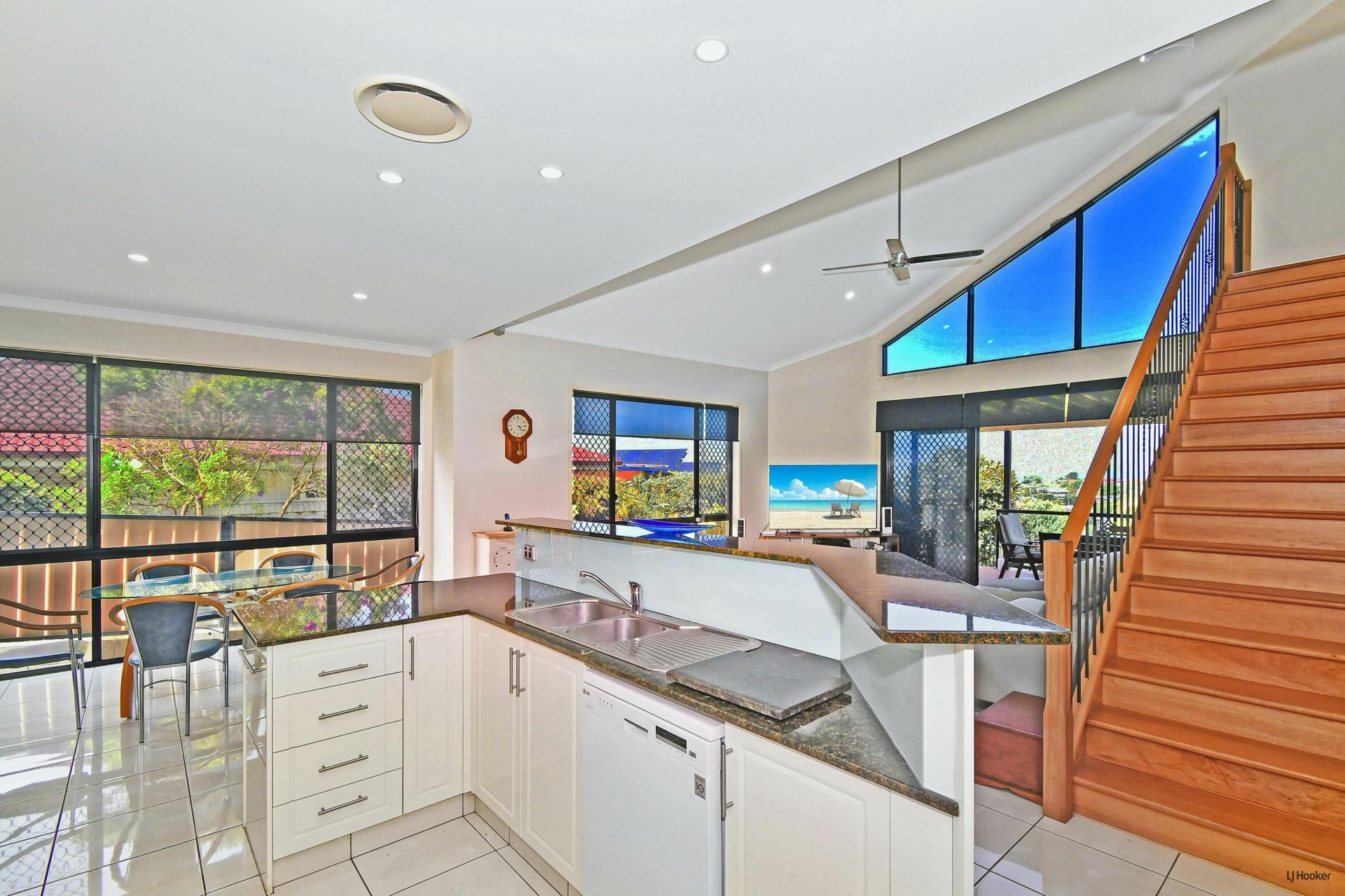 21 Buncrana Terrace, BANORA POINT