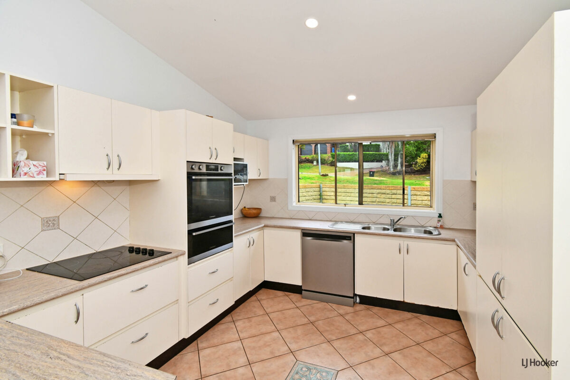 13 St Andrews Way, BANORA POINT