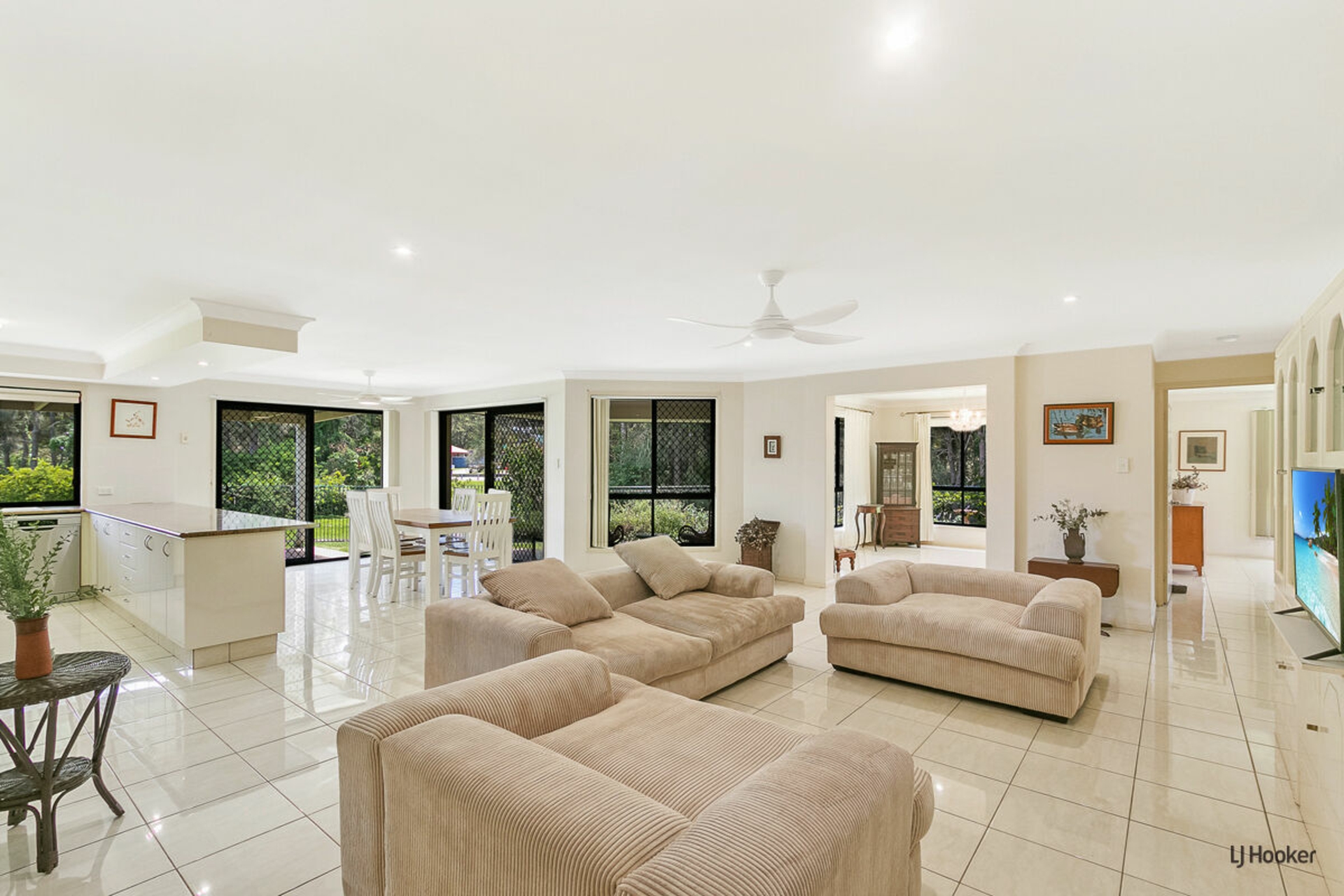 157 Botanical Circuit, BANORA POINT